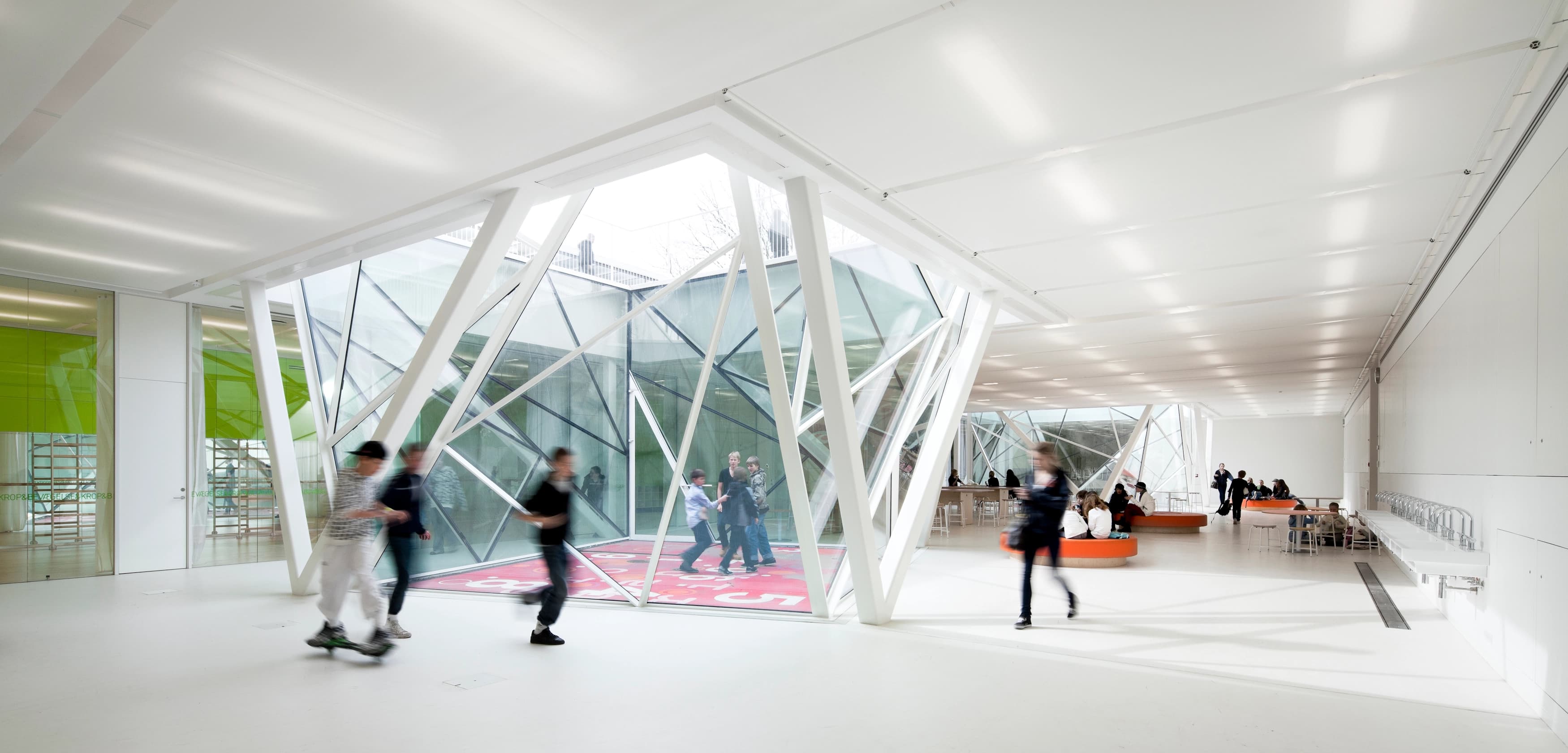 Børn leger i den underjordiske tilbygning