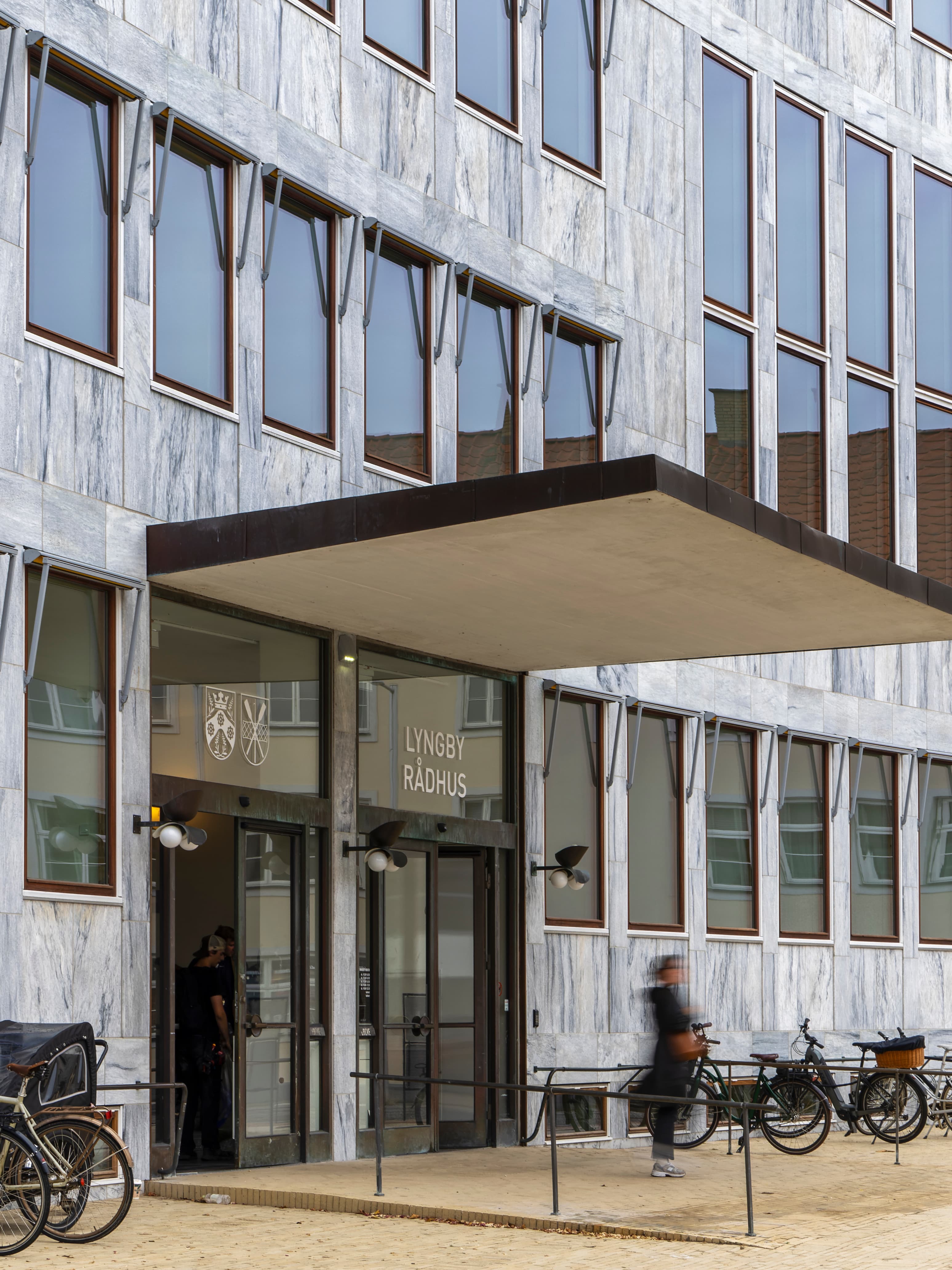 Lyngby Rådhus' overdækkede hovedindgang