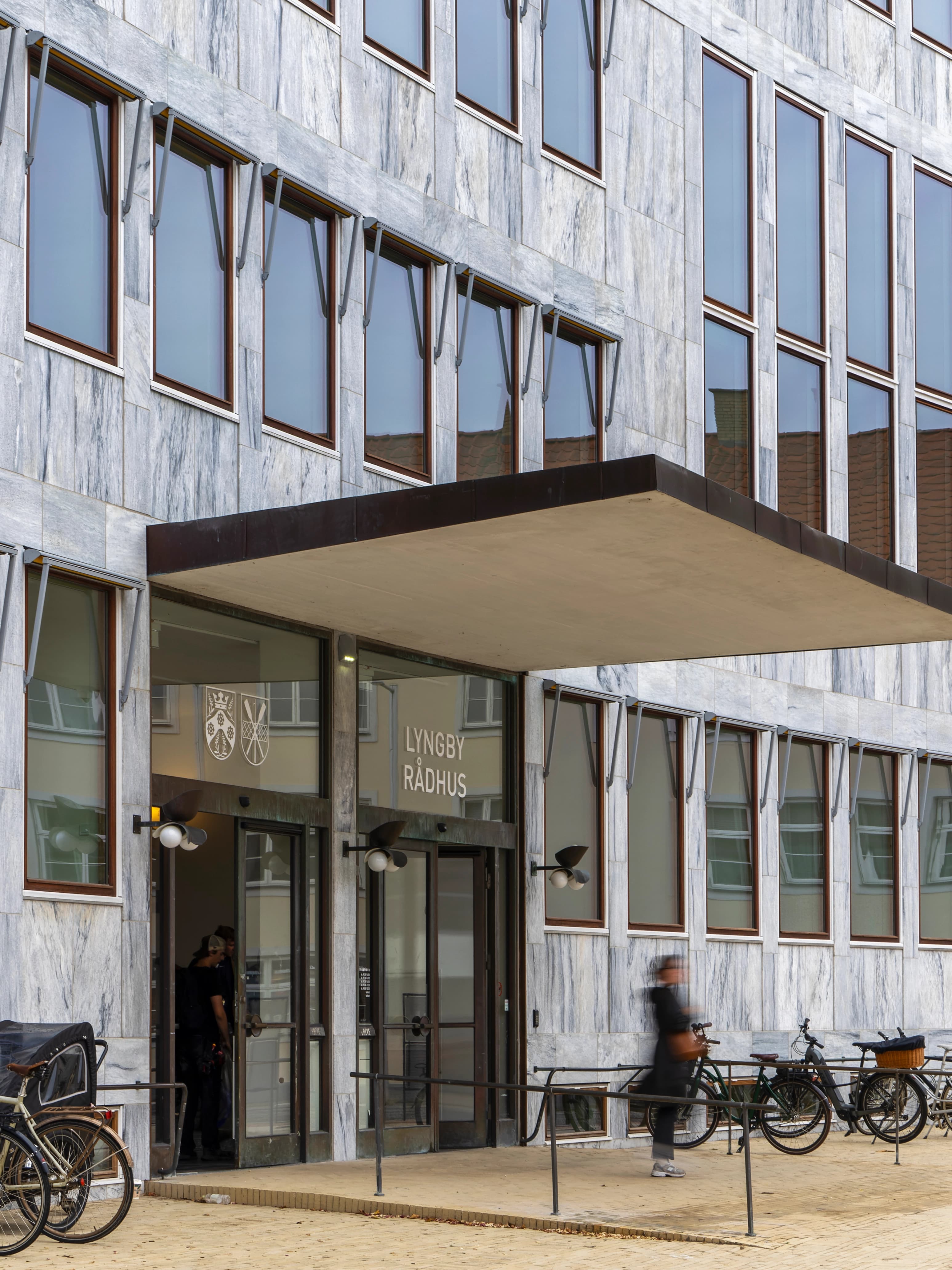 Lyngby Rådhus' overdækkede hovedindgang