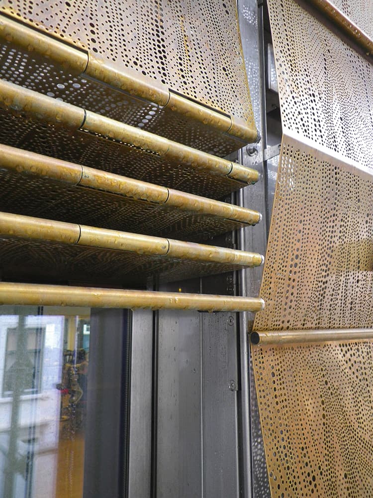 Gardin i messing trukket fra