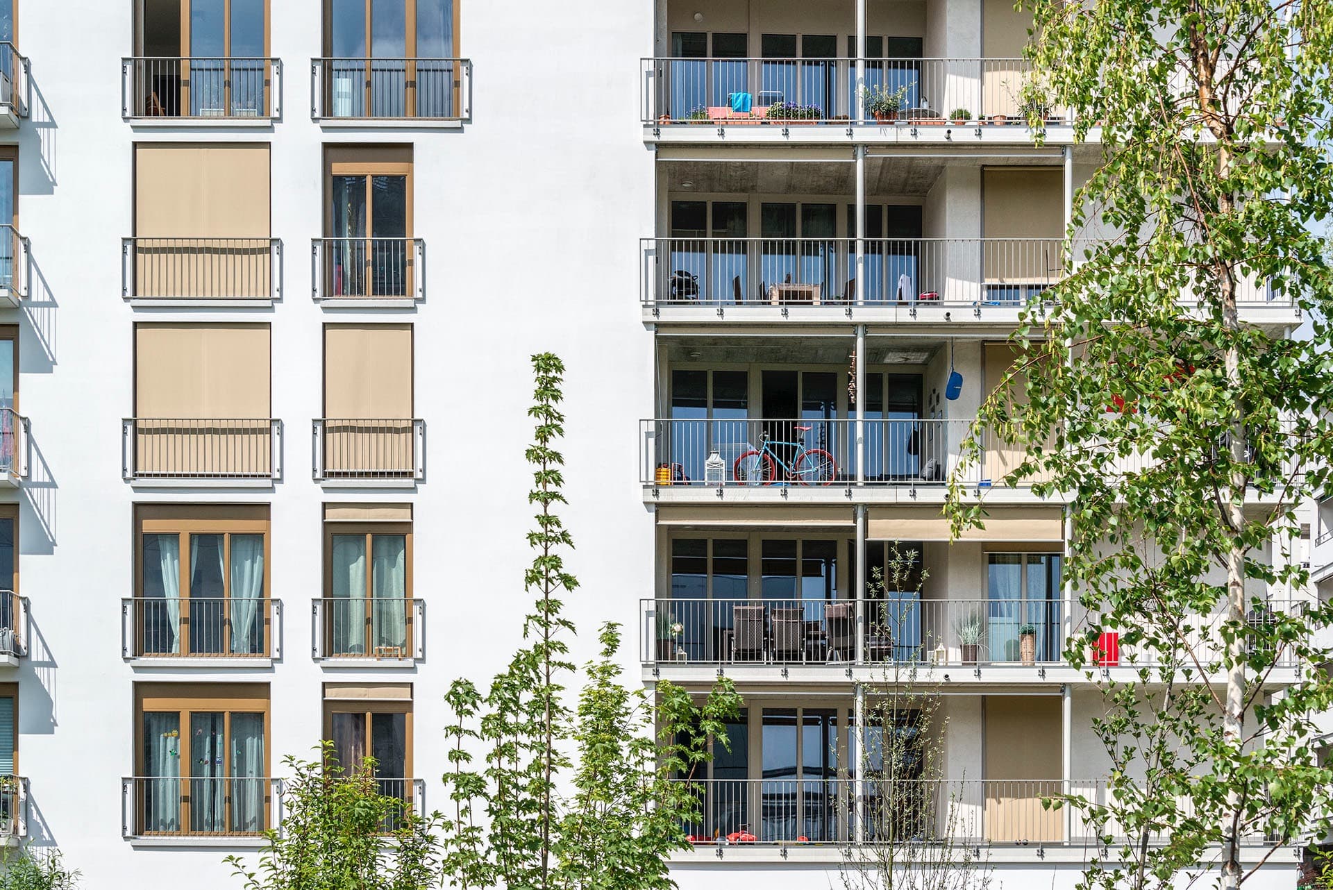 This mixed pattern is mimicked upstairs, where the balconies are animated by different lives.