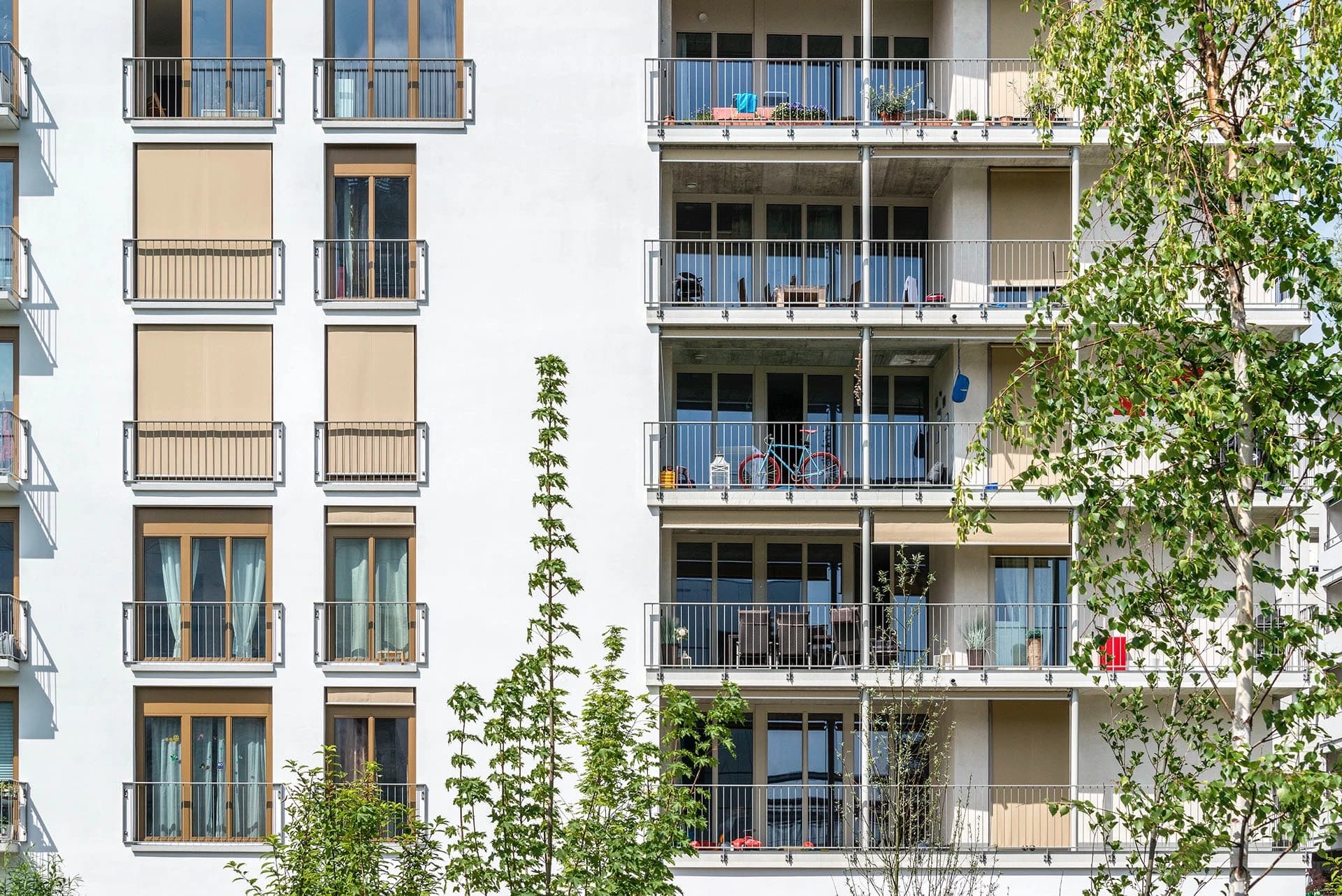 This mixed pattern is mimicked upstairs, where the balconies are animated by different lives.
