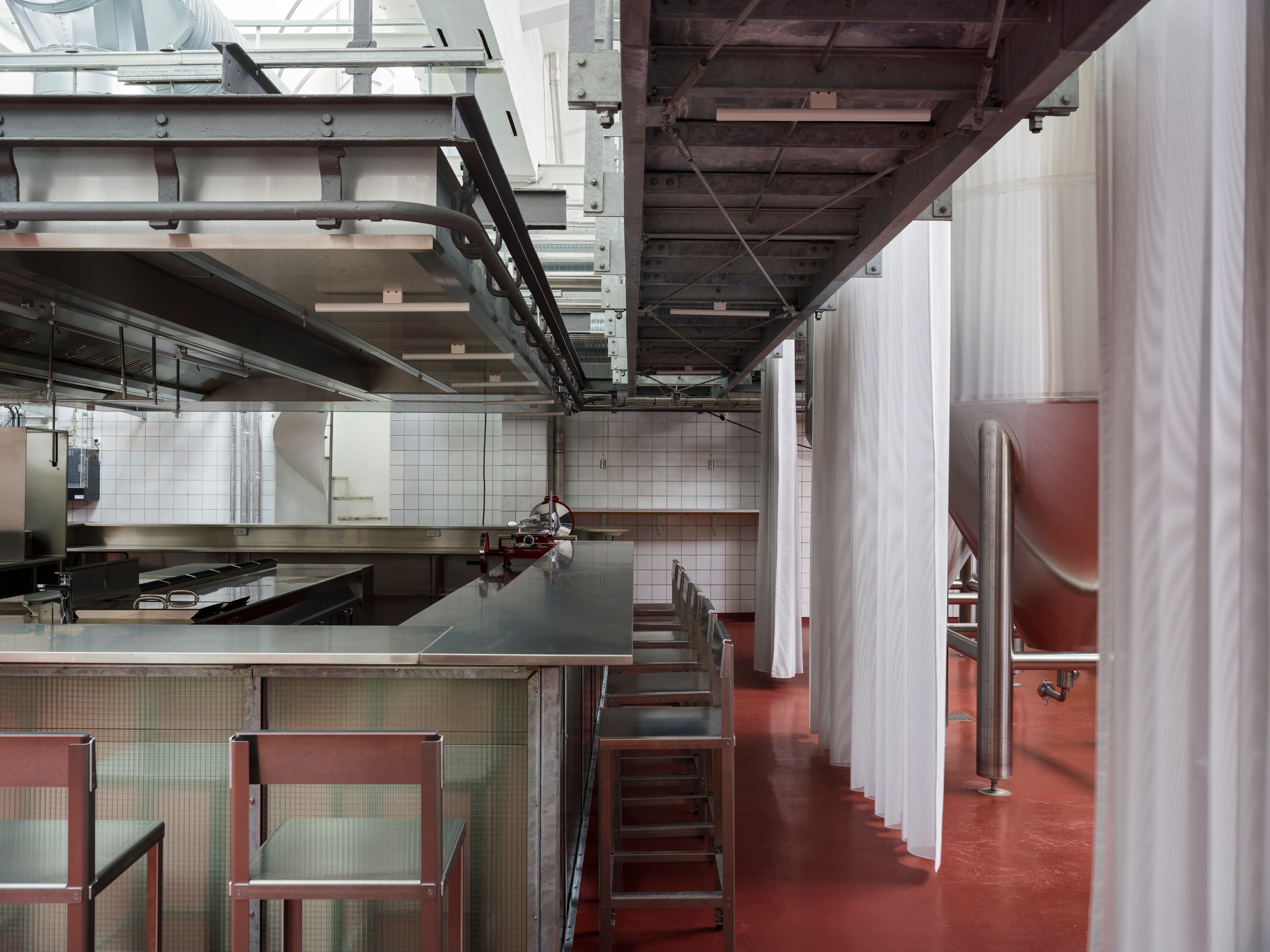 Baren og det lave loft under gangbroen