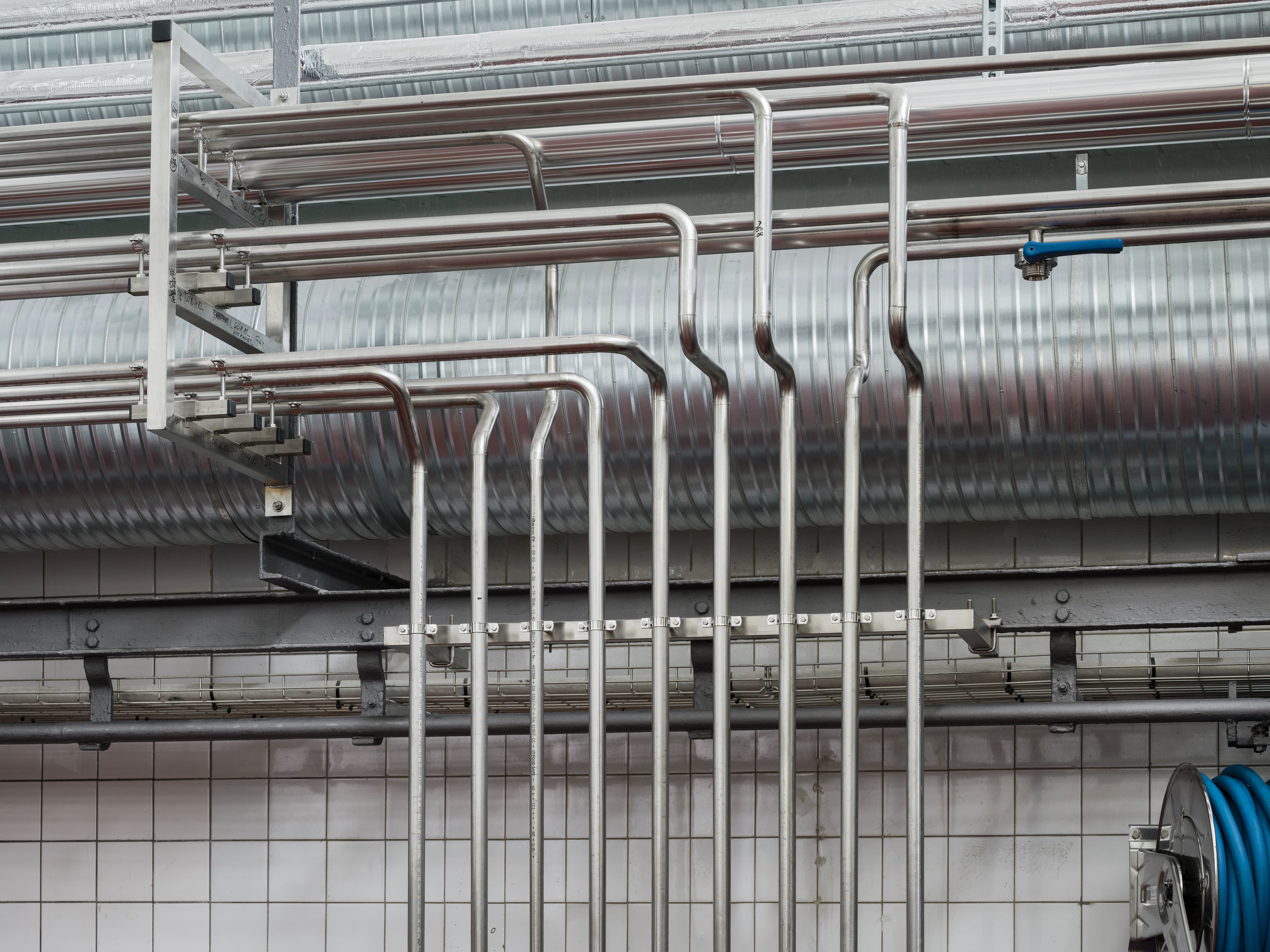 Stålrørene på væggen