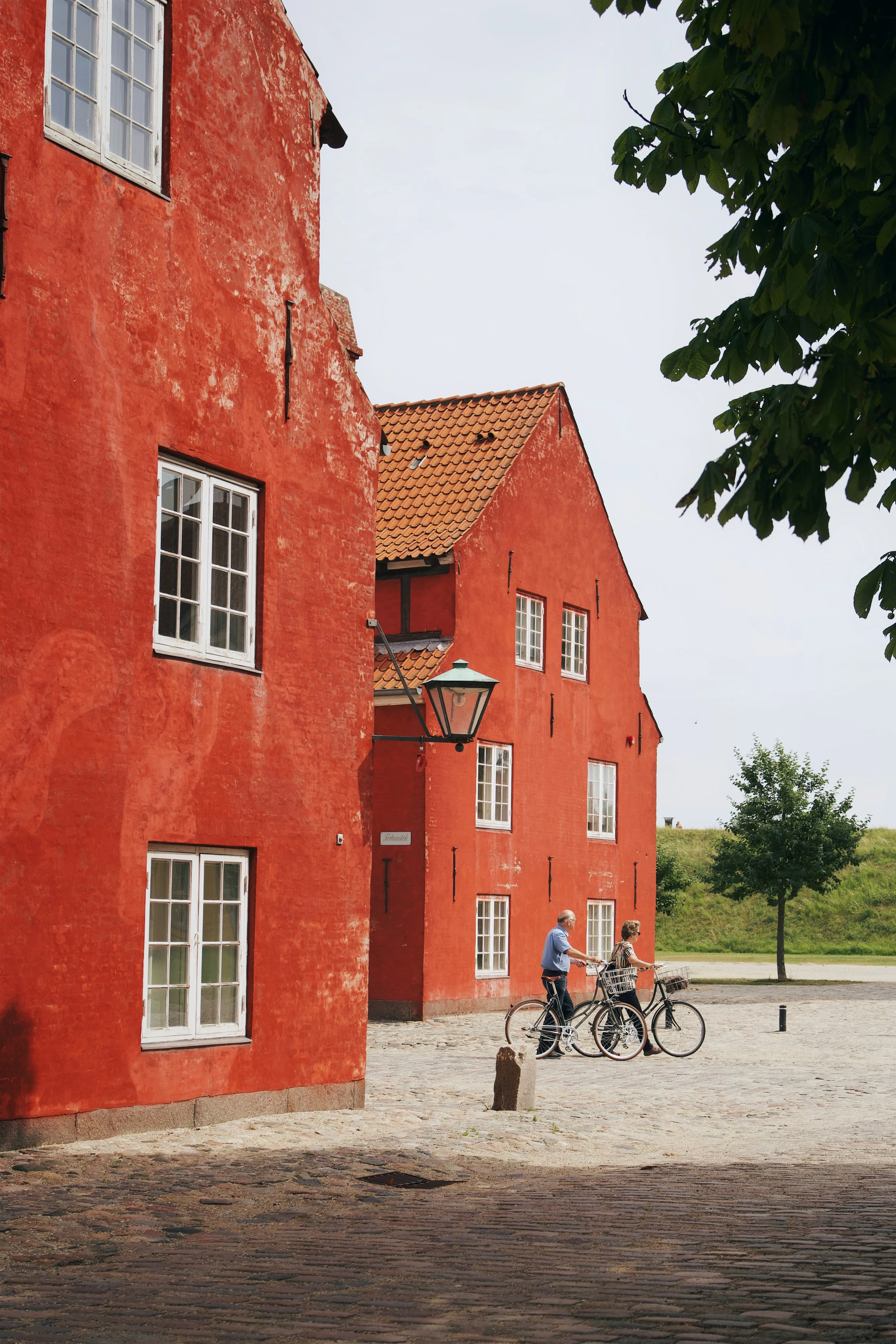 Rødkalkede bygninger ved Kastellet