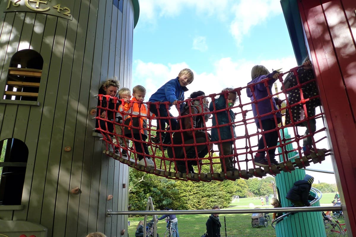 Børn, der går på en hængebro på Tårnlegepladsen