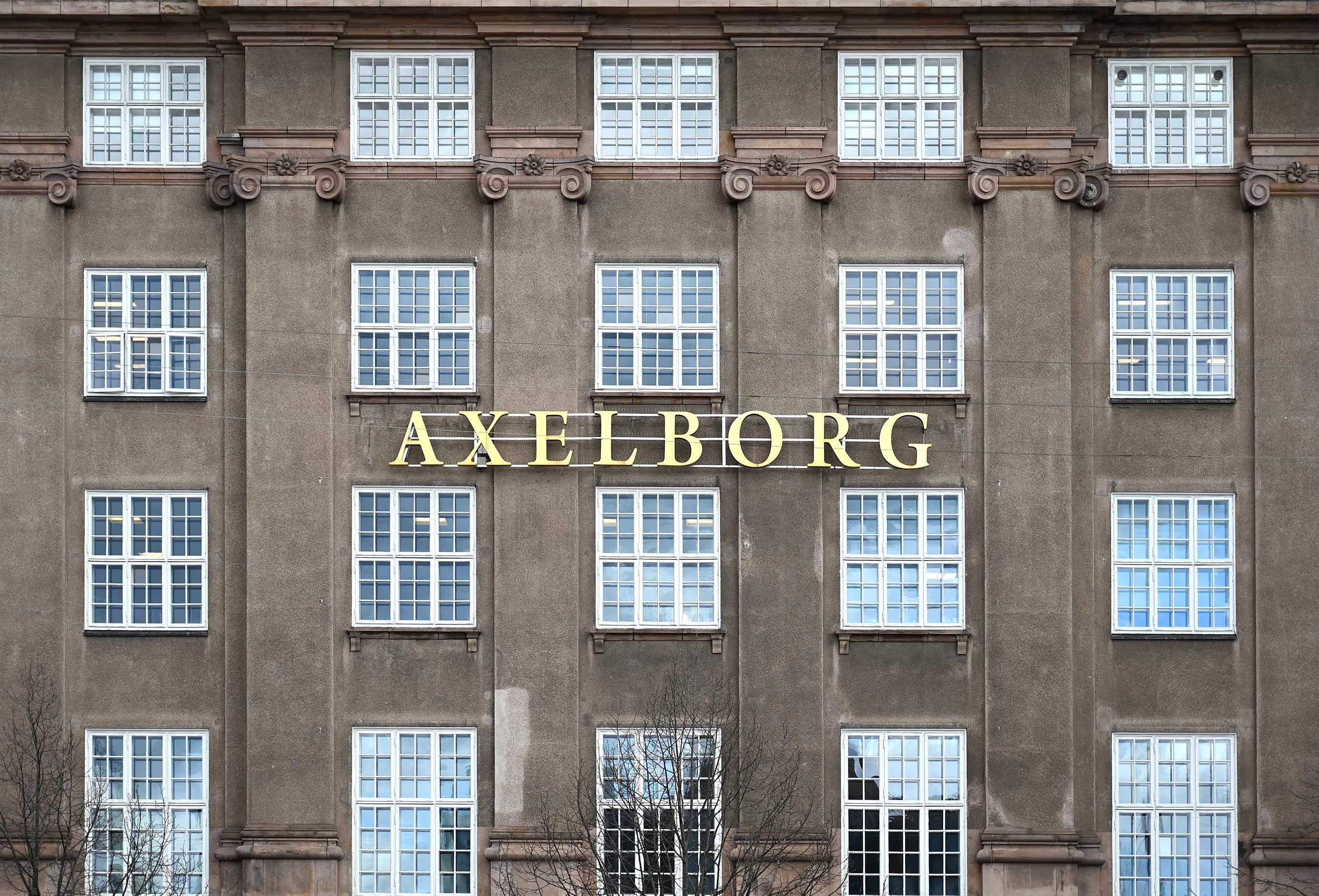 Axelborgs guldbogstaver på facaden