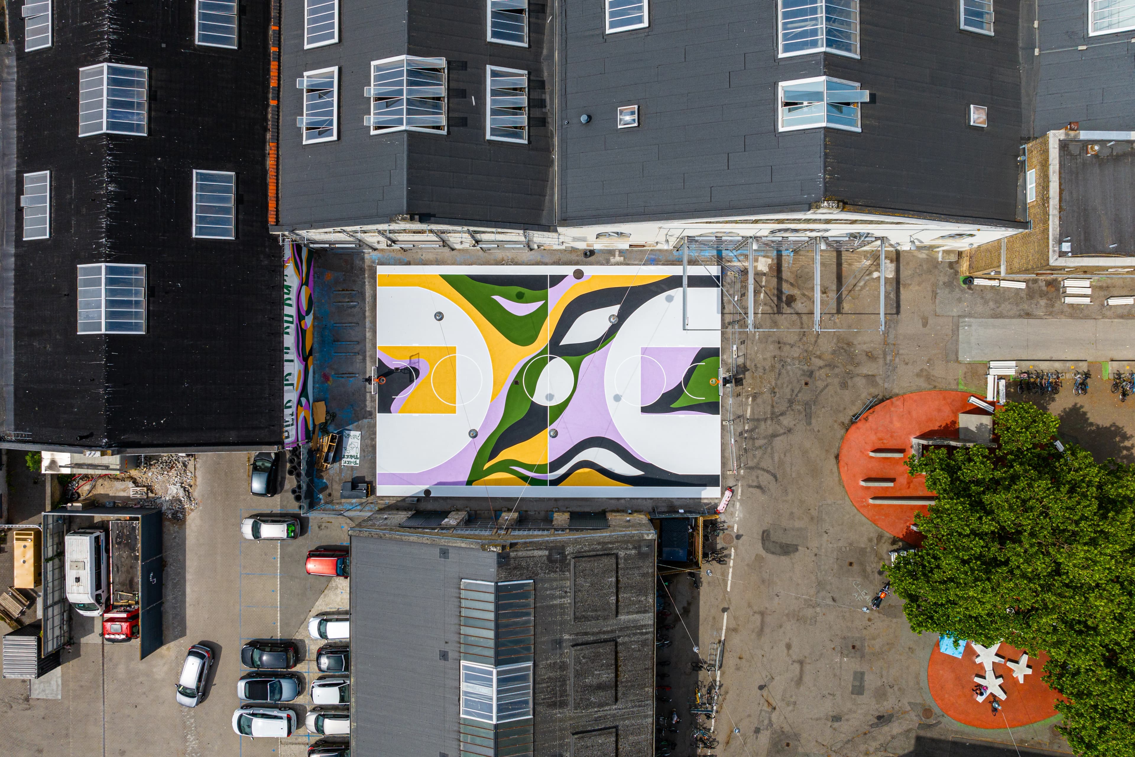 Farverig basketballbane i Streetmekka i København