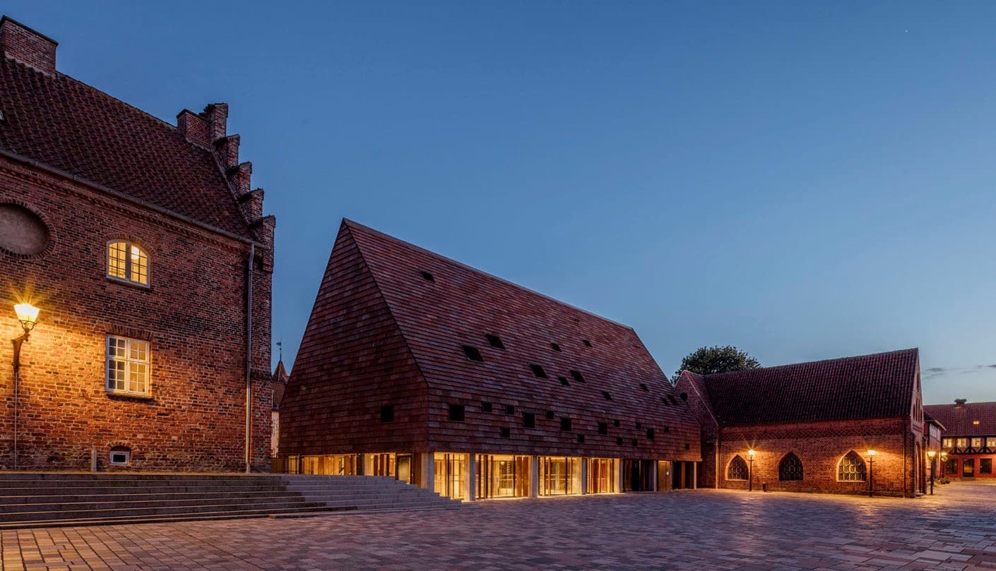 Kannikegården at night.