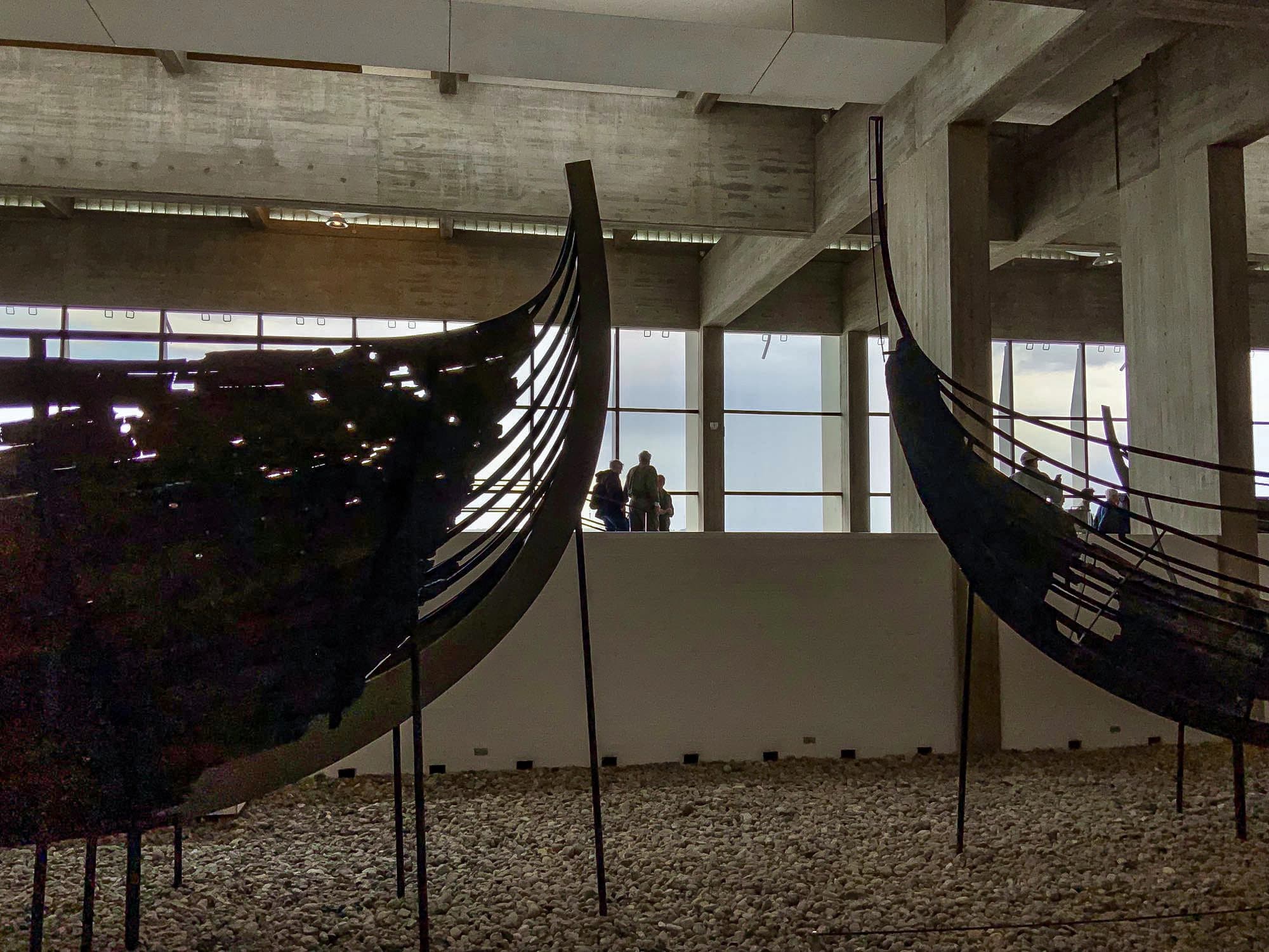 Hallen med skibe op Vikingeskibsmuseet i Roskilde