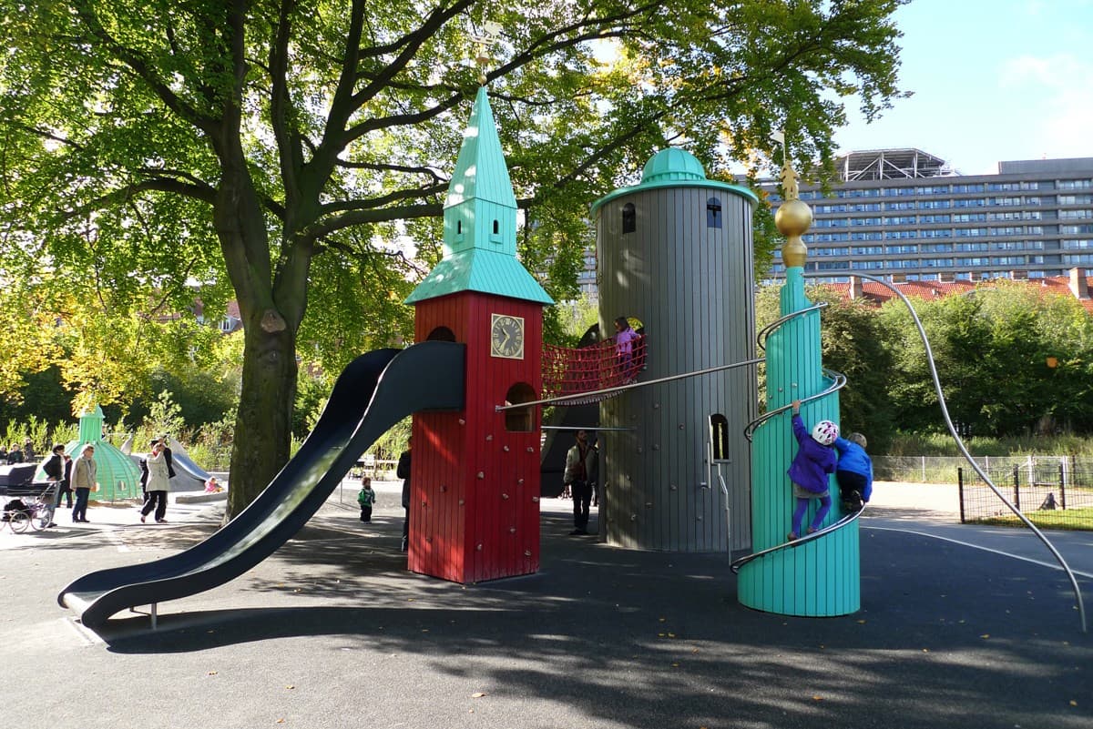 Et tårn med rutsjebane på Tårnlegepladsen