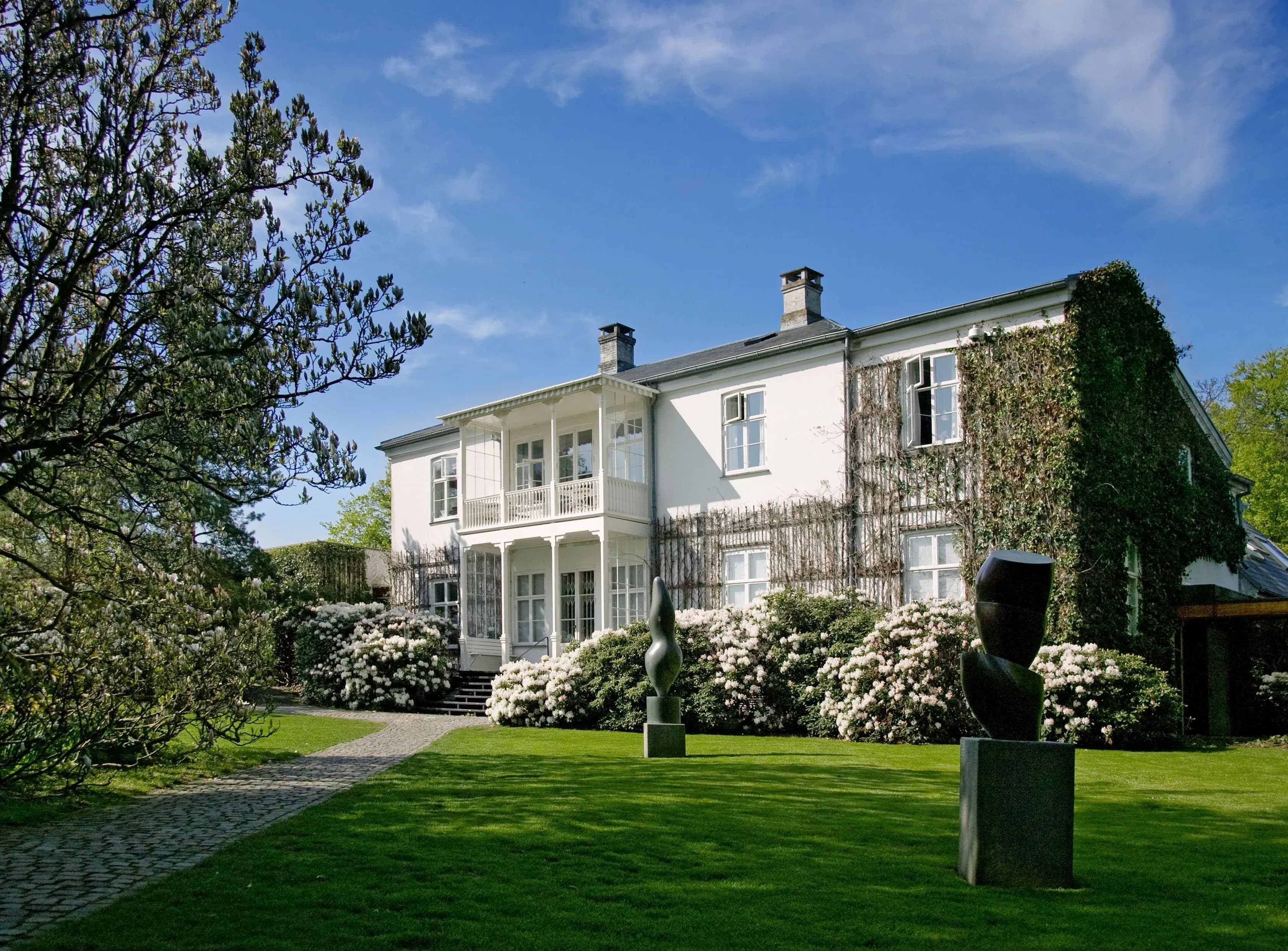 Louisianas Gamle Villa set fra haven