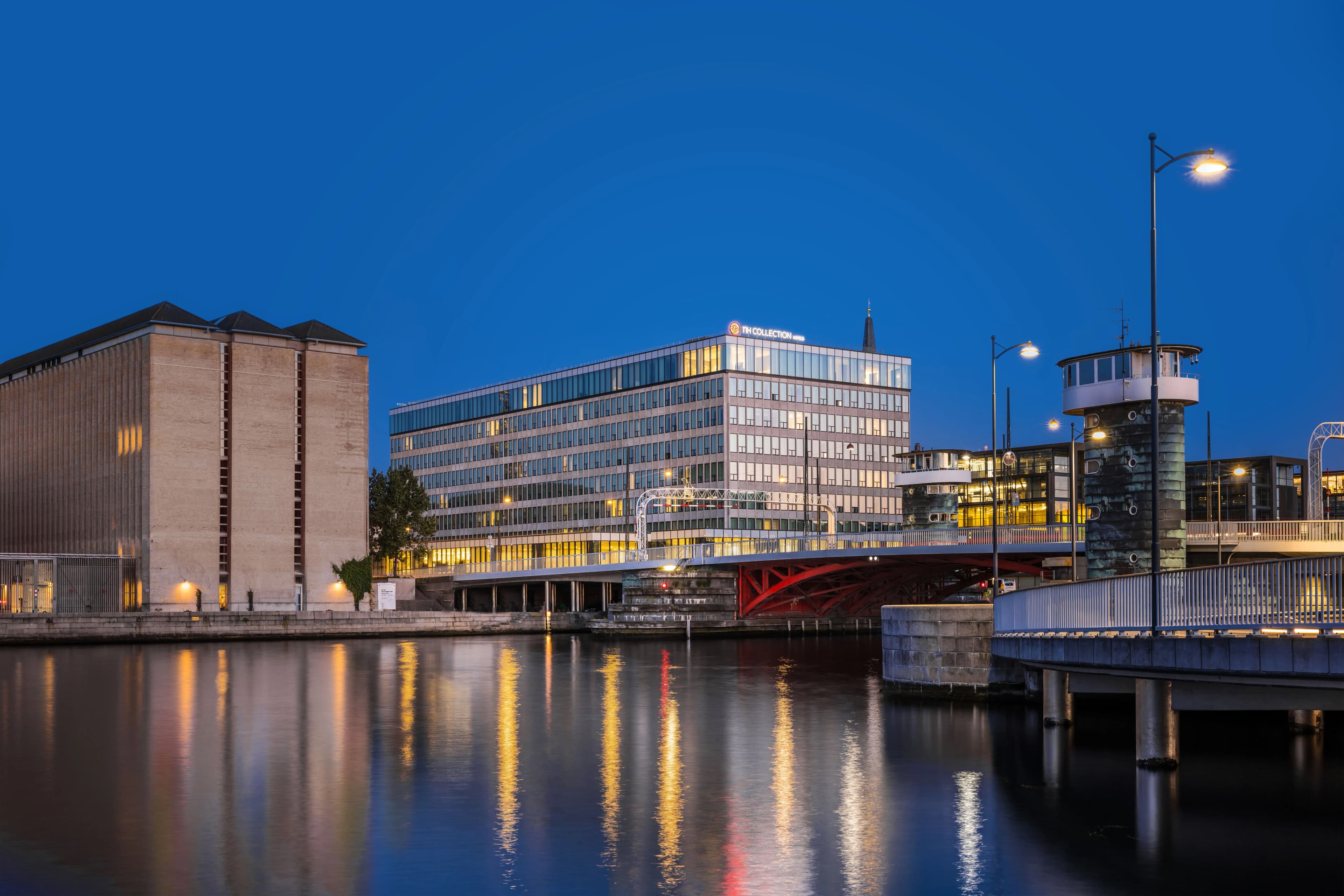 NH Collections facade i mørke