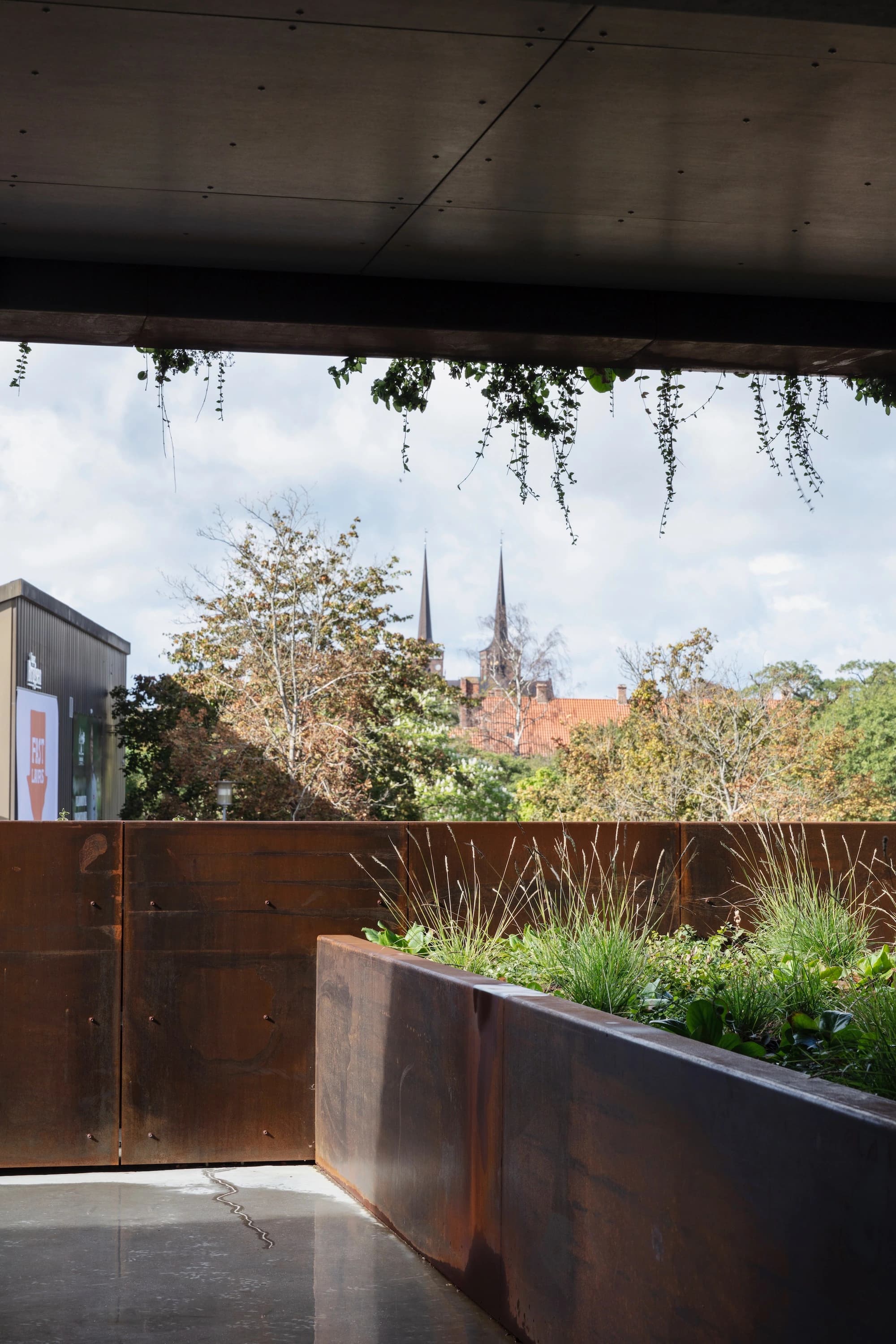 Multi-story Car Parking, Aarstiderne