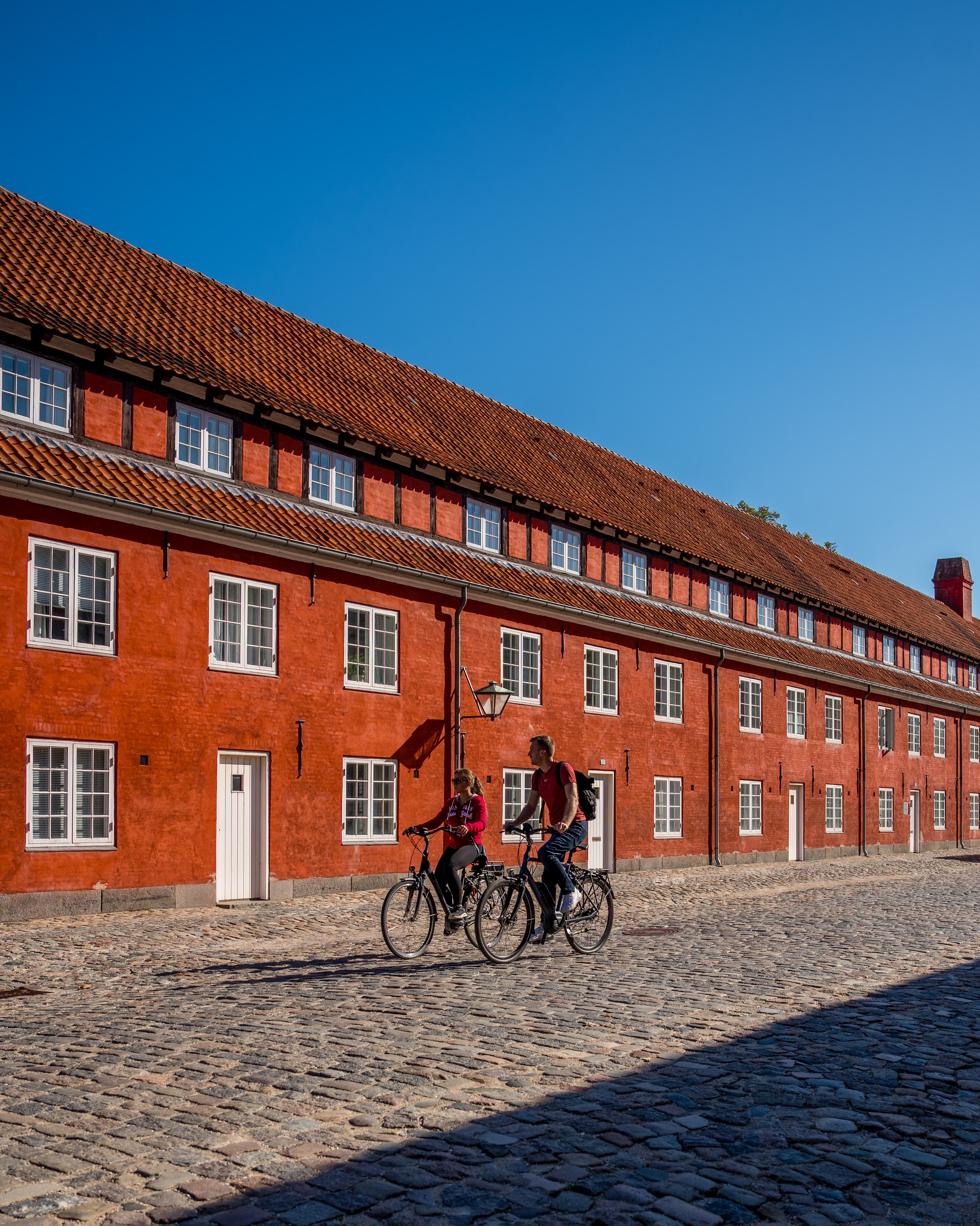 Rødkalkede bygninger på Kastellet