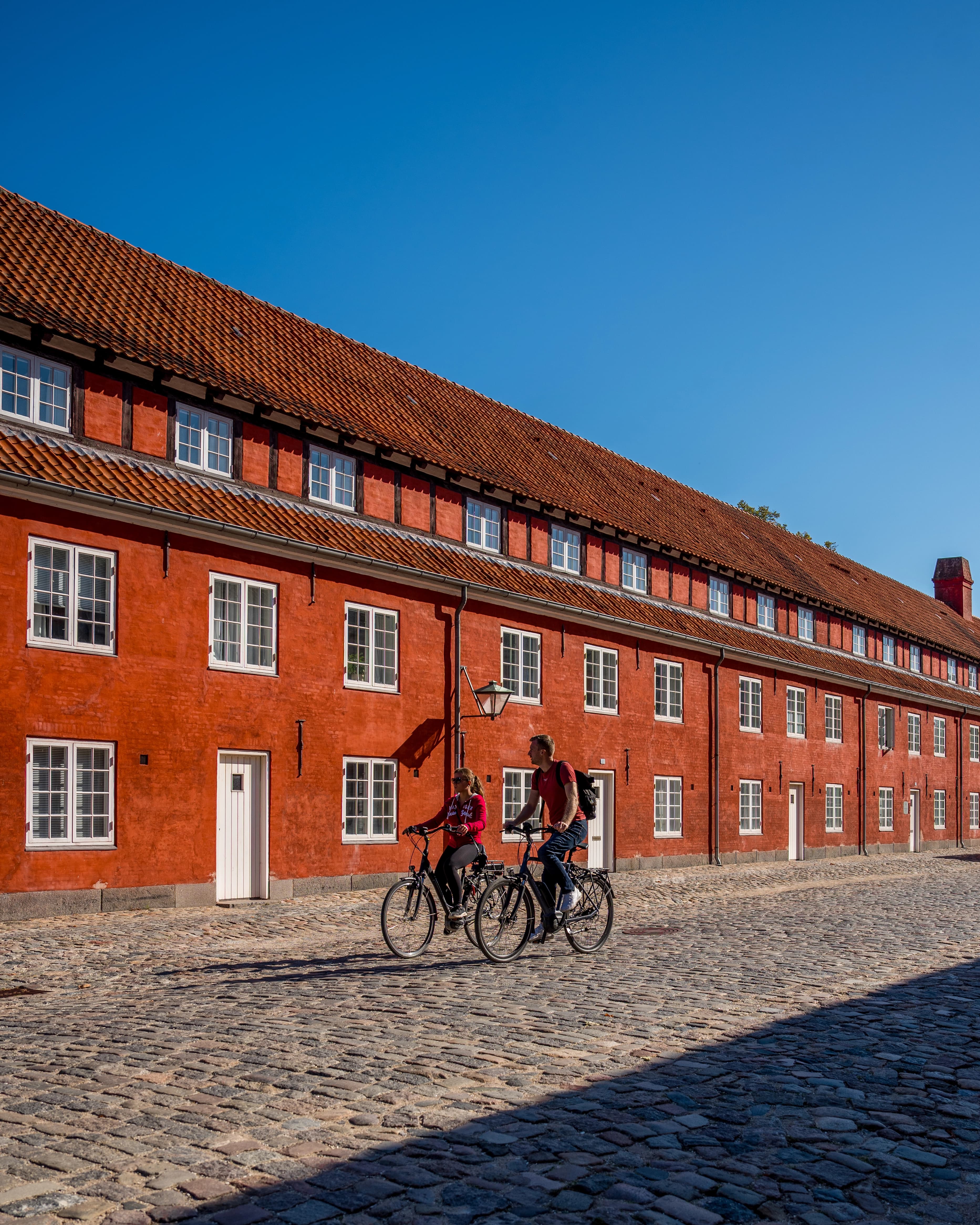 Rødkalkede bygninger på Kastellet