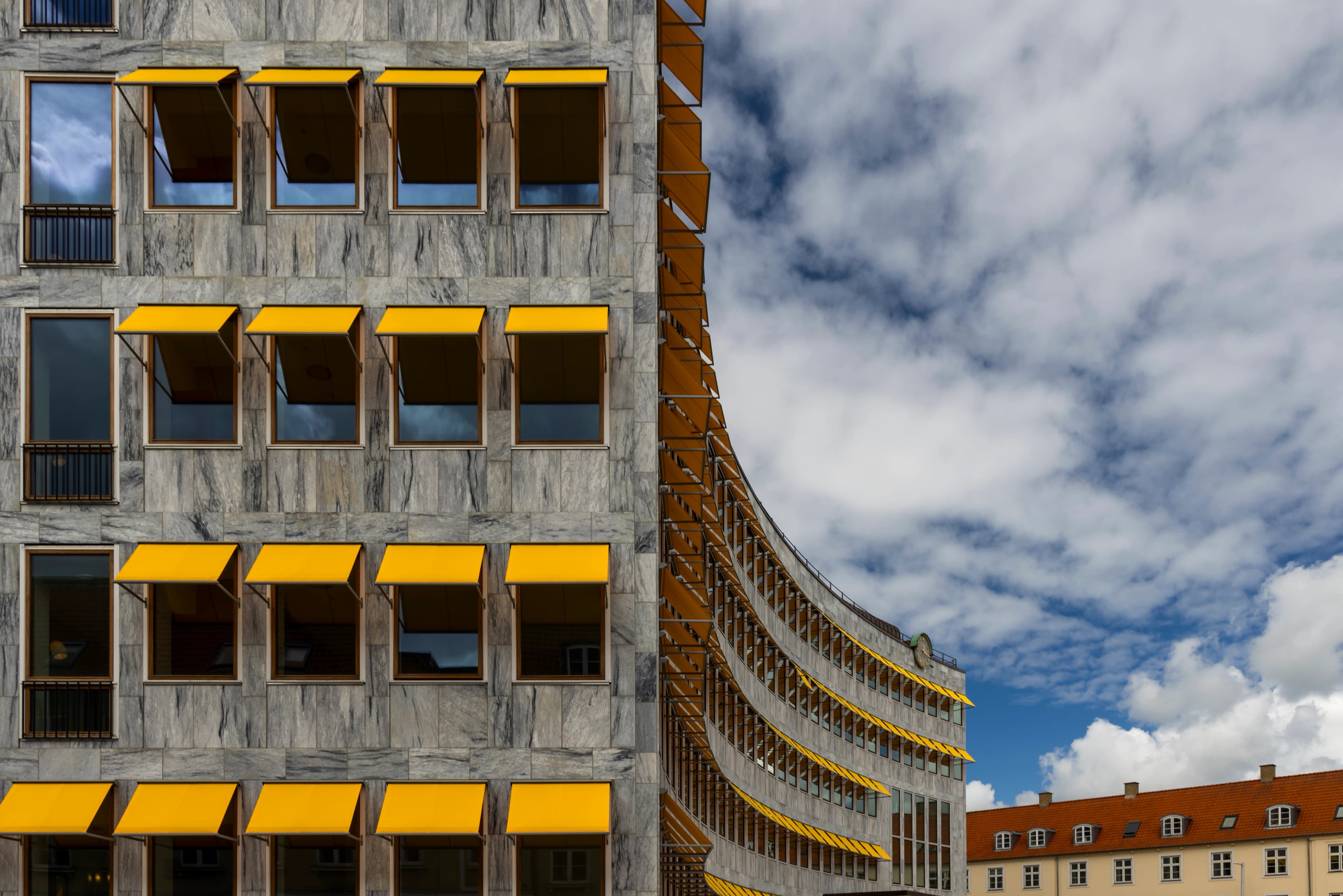 Lyngby Rådhus med de gule markiser ude