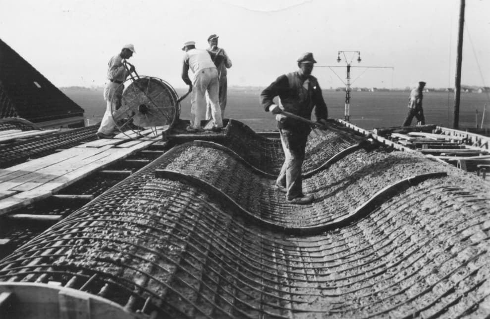Gammelt fotografi af arbejdet med tagkonstruktionen på Vilhelm Lauritzen Terminalen.