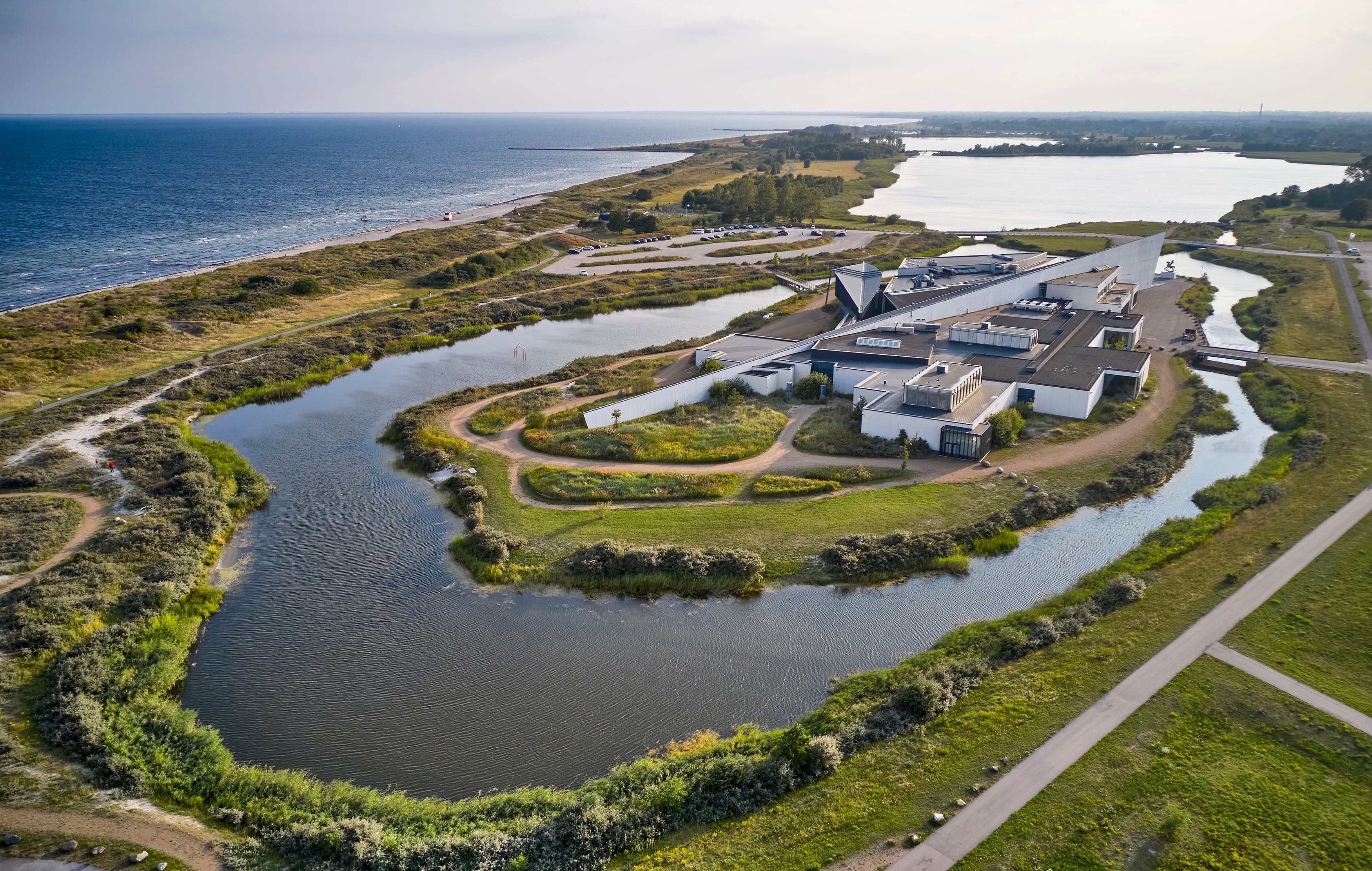 Dronebillede af ARKEN og Ishøj Strand set højt oppefra