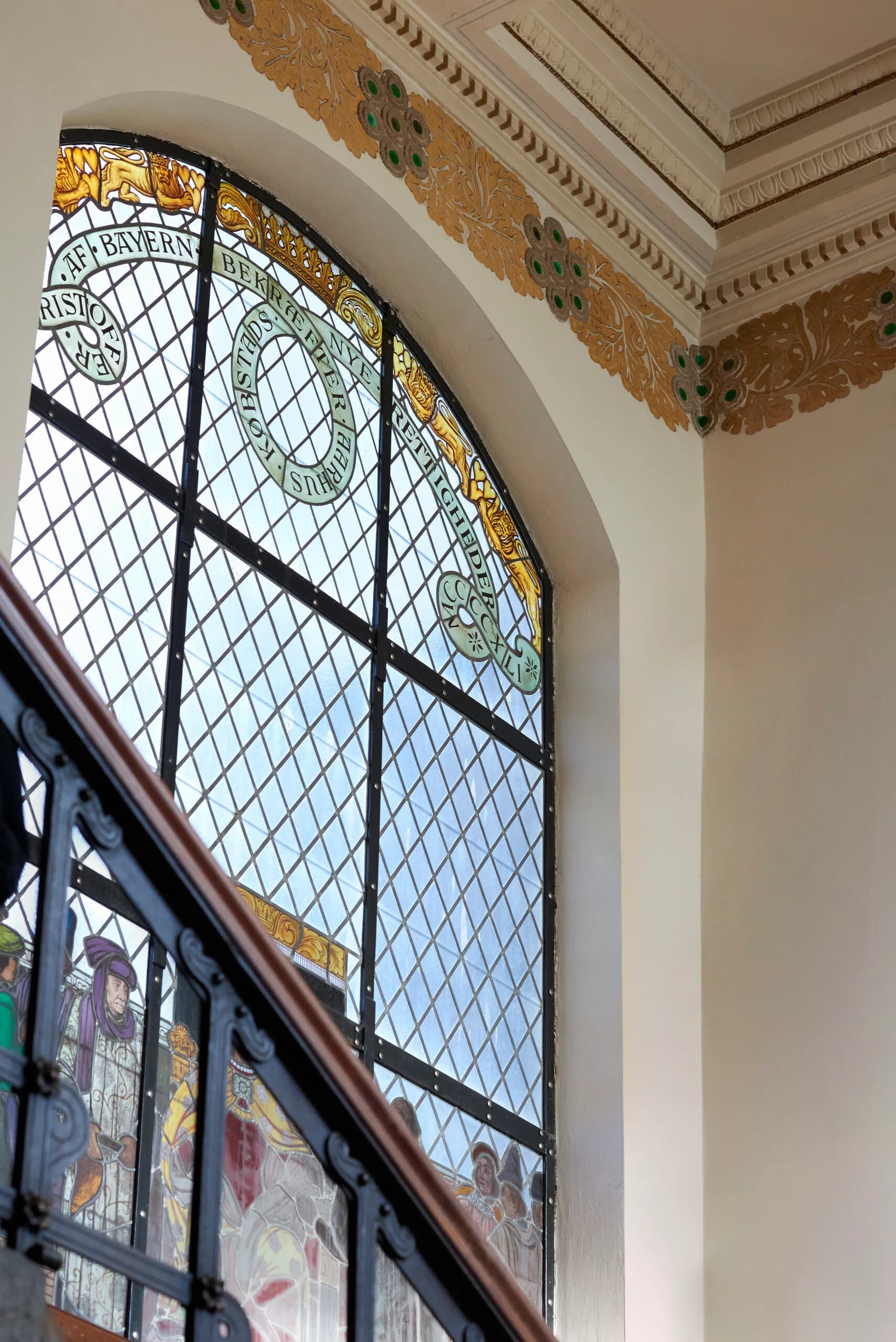 Skønvirkeudsmykket vindue og loft