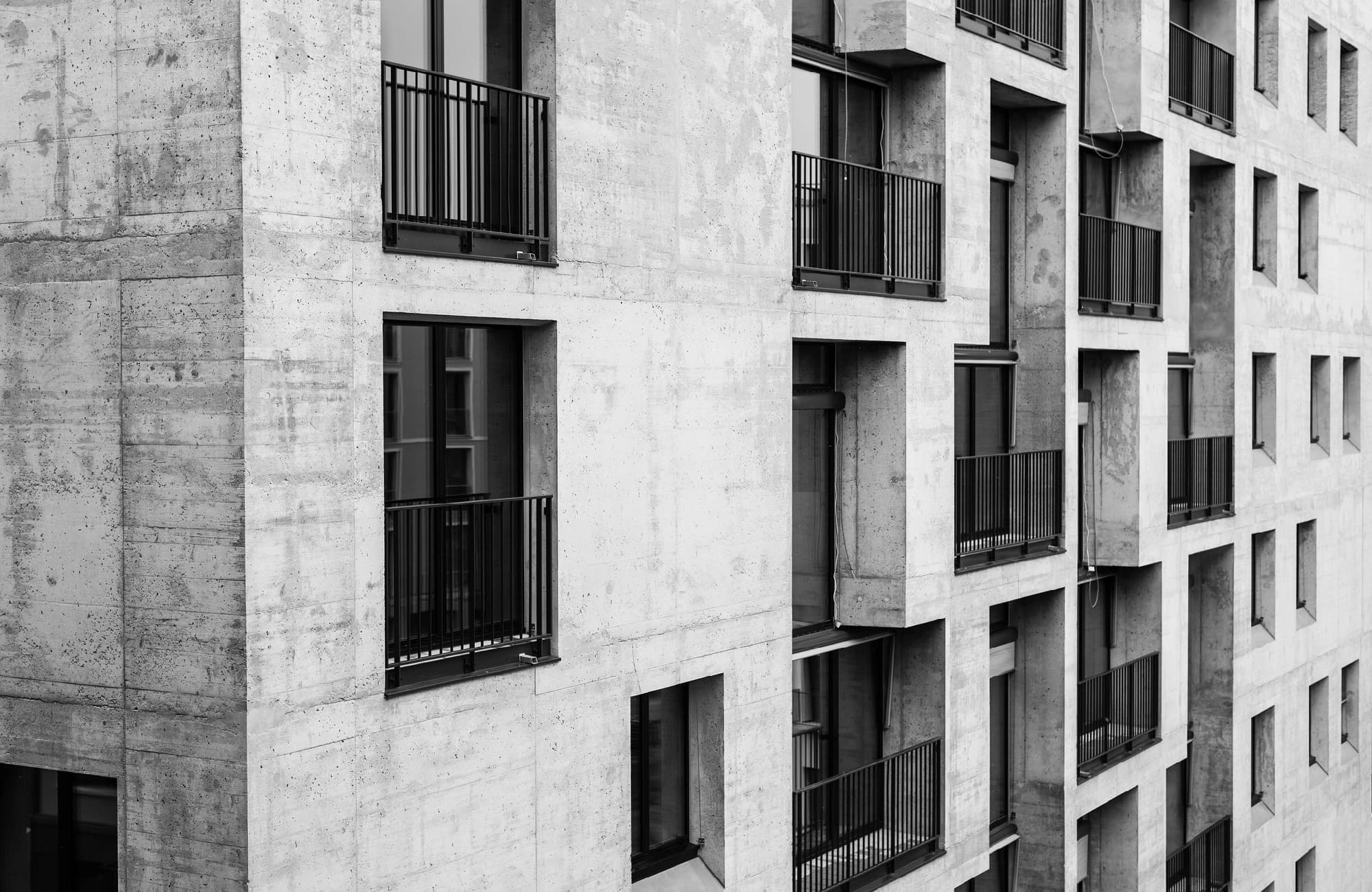 The exterior of House G appears as a massive concrete volume.