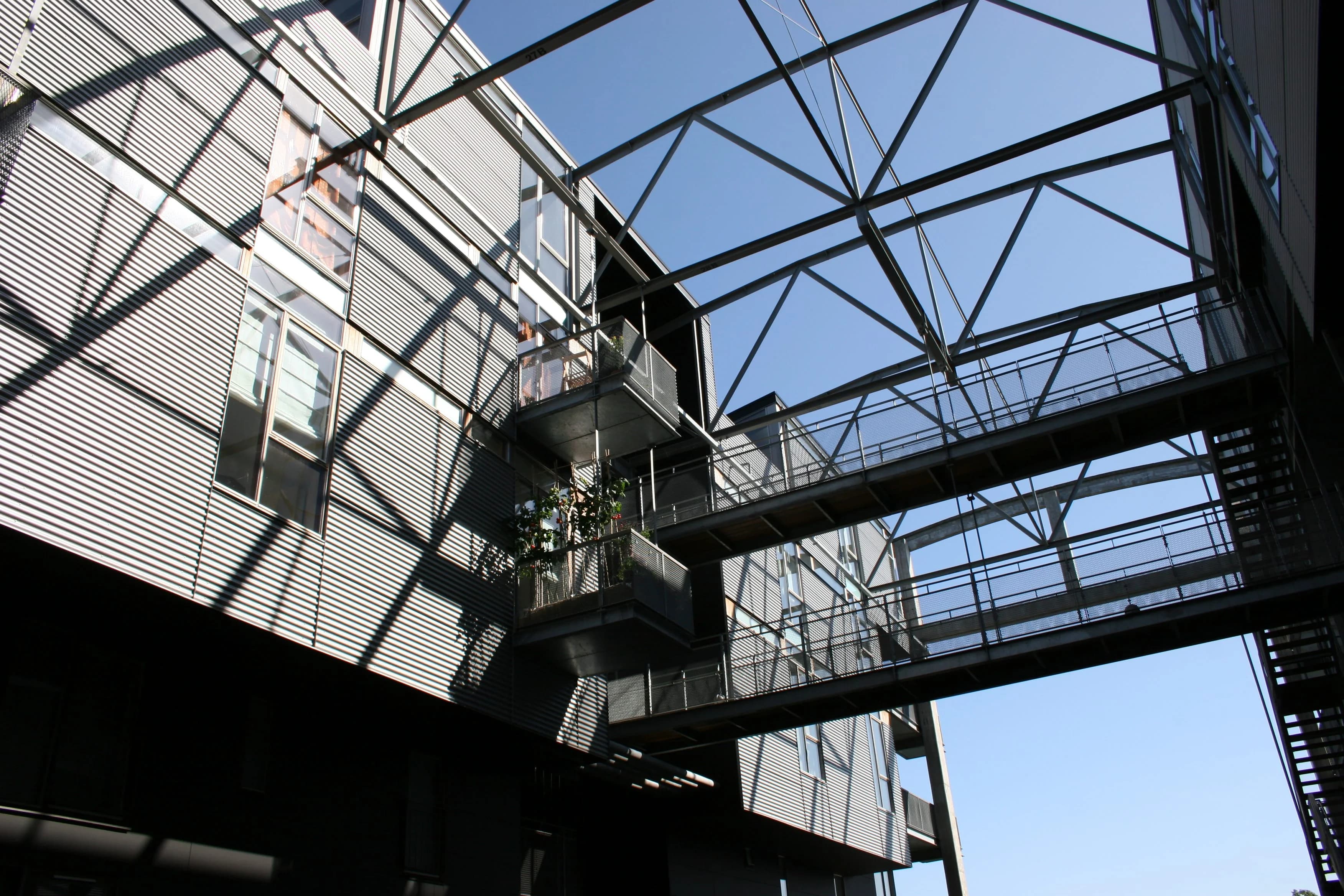 Den rå konstruktion i Torpedohallen er bevaret og gjort synlige.