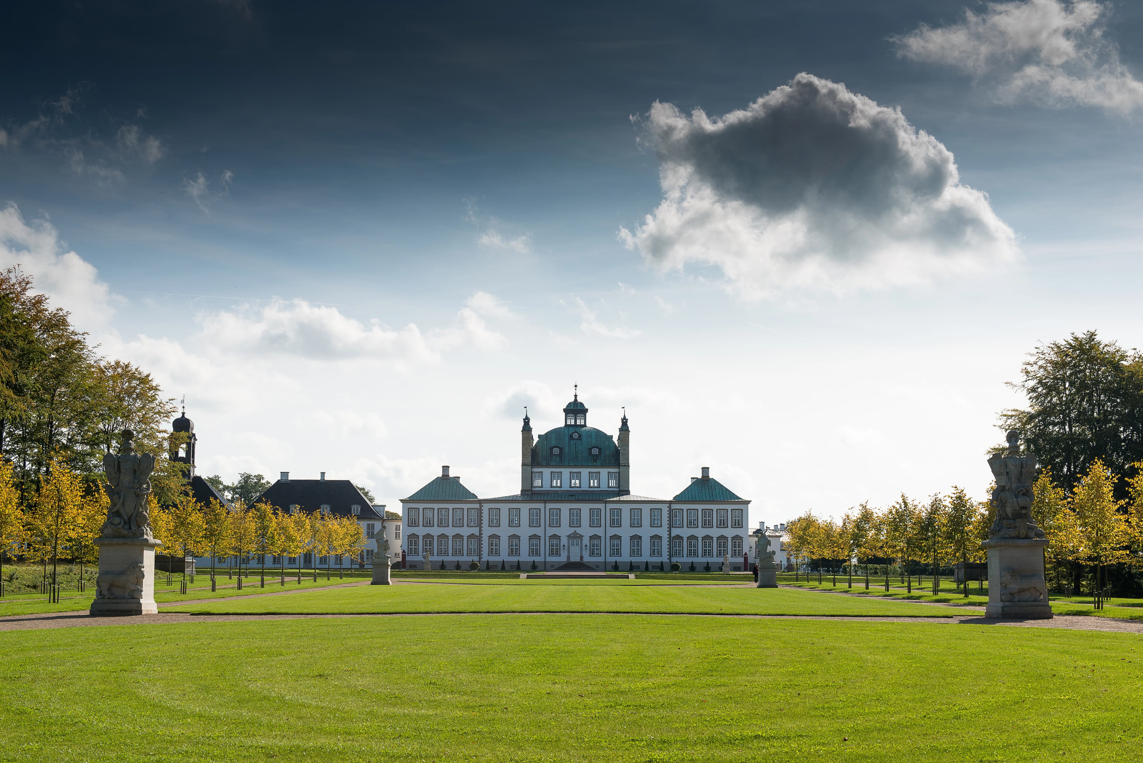 Fredensborg set fra plænen