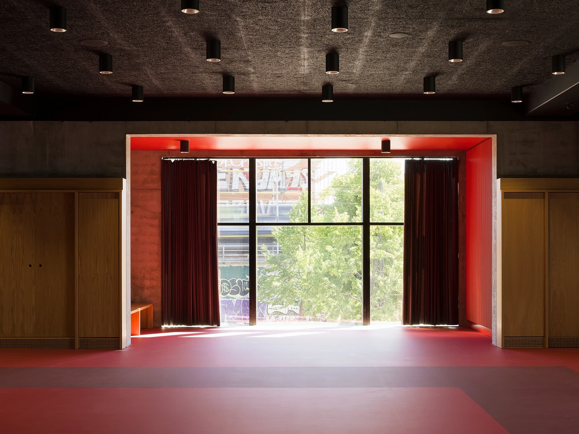 Indvendigt vinduesparti i Kampsportens Hus