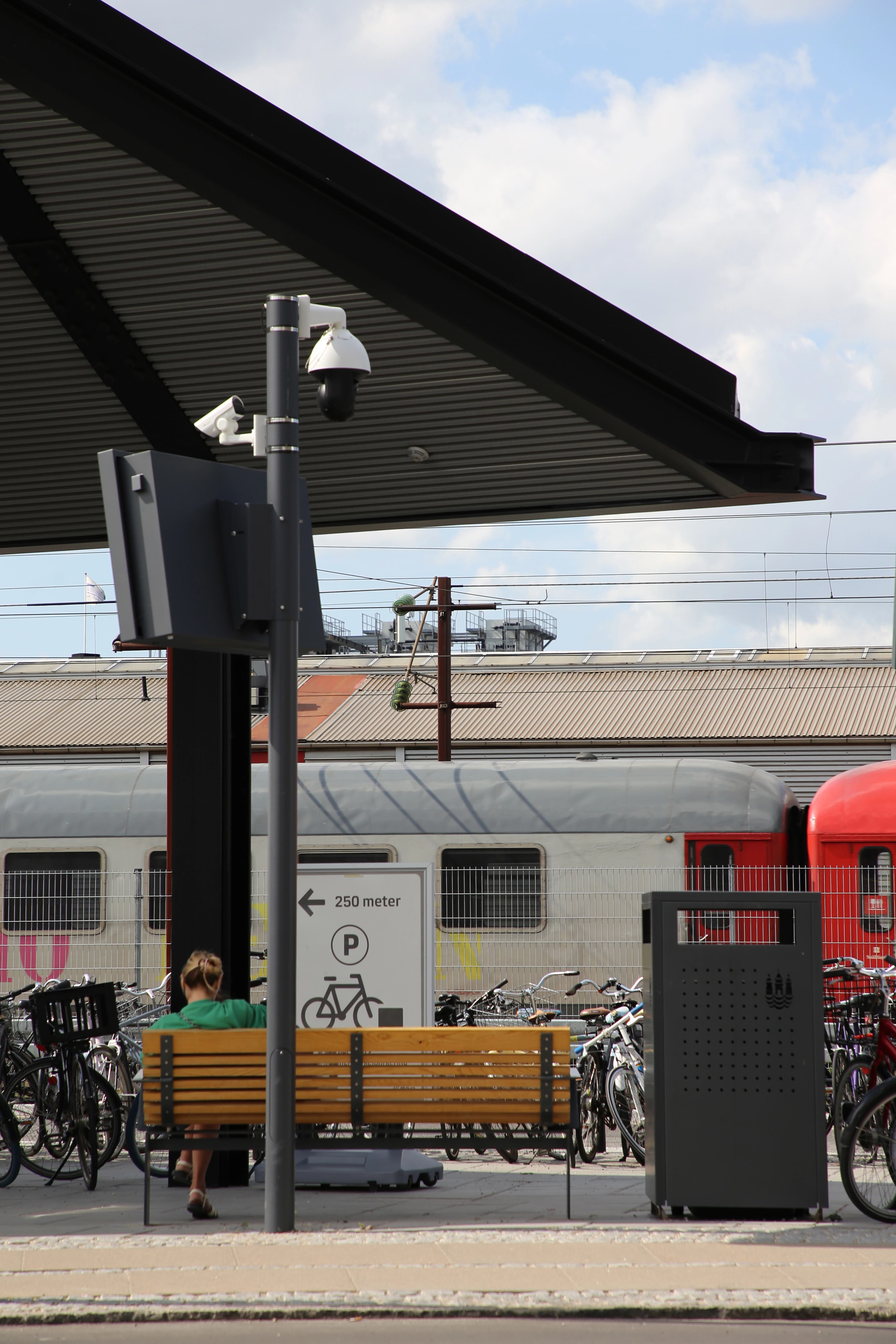 Busterminal set fra siden med bænk