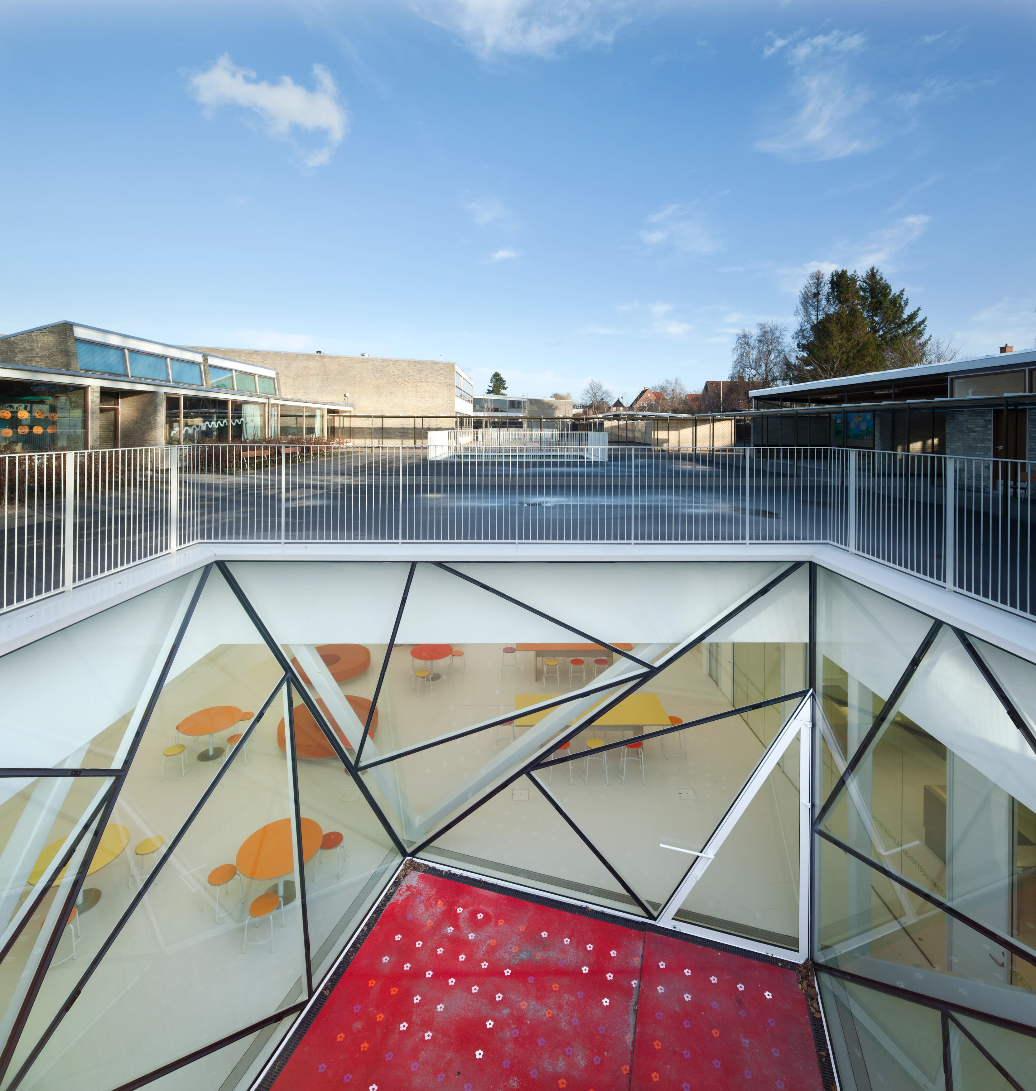 Et kig ned til tilbygningen udført af Dorthe Mandrup Arkitekter