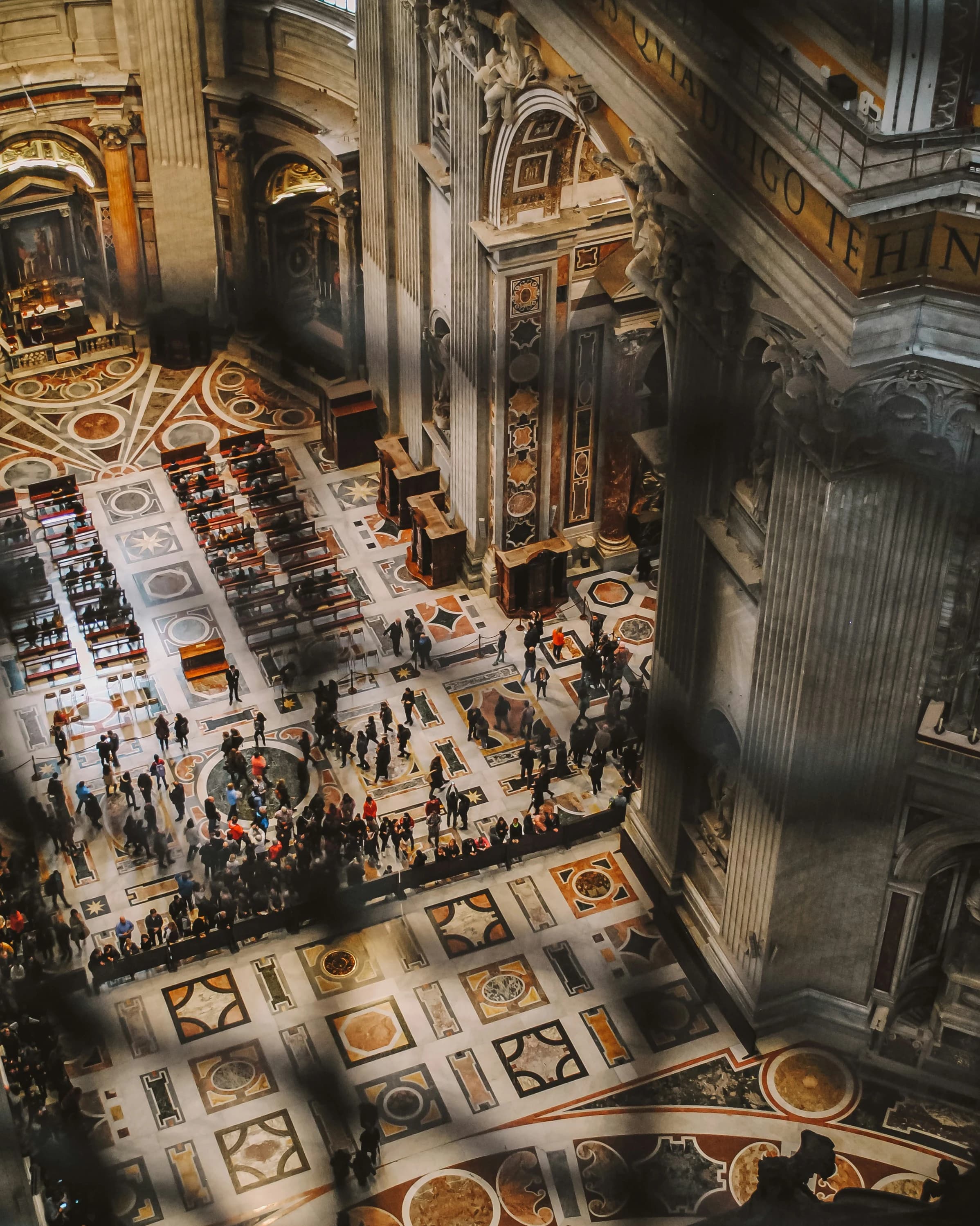 Peterskirkens alter set fra loftet