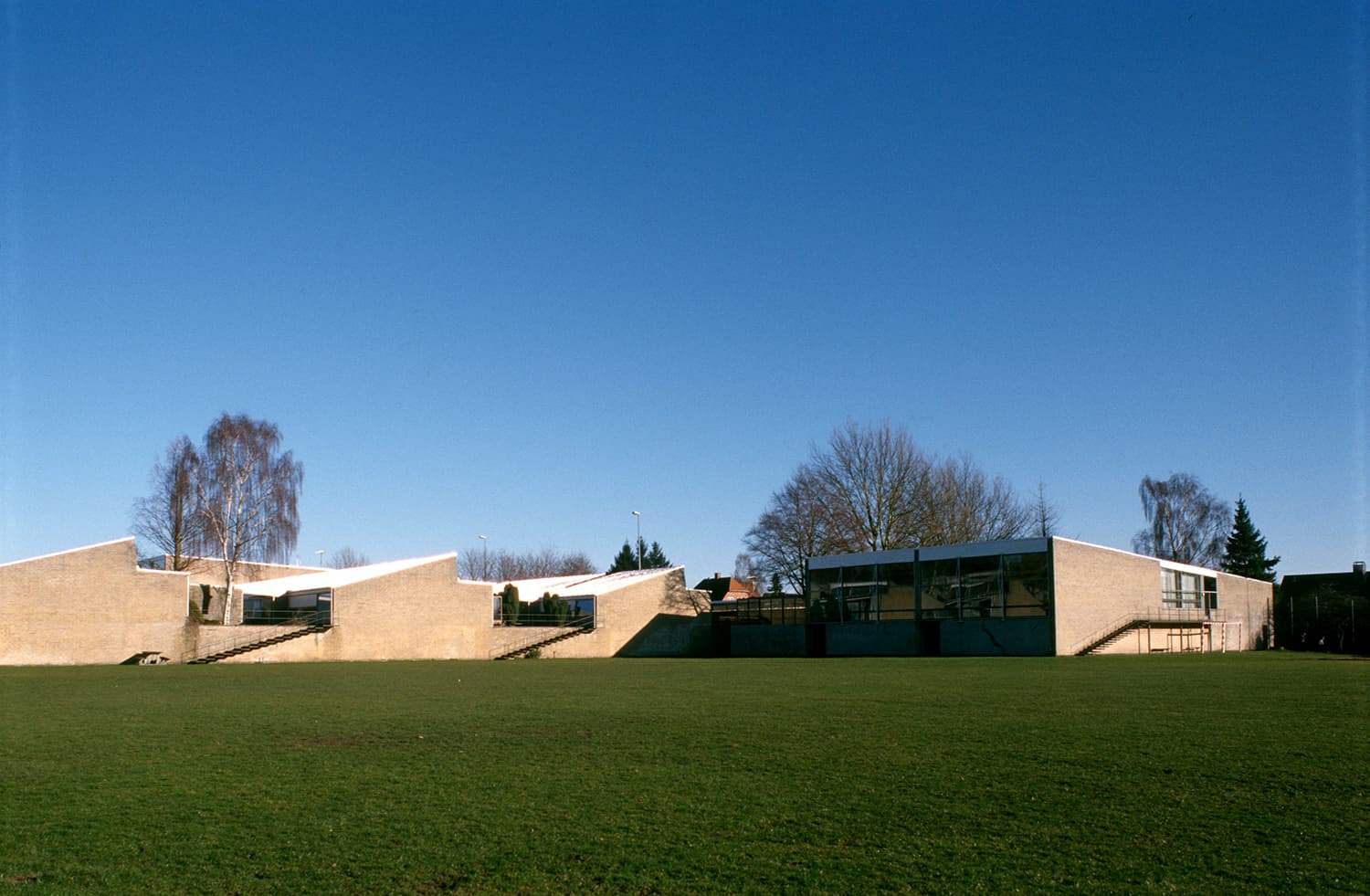 foto af Munkegårdsskolen taget på afstand