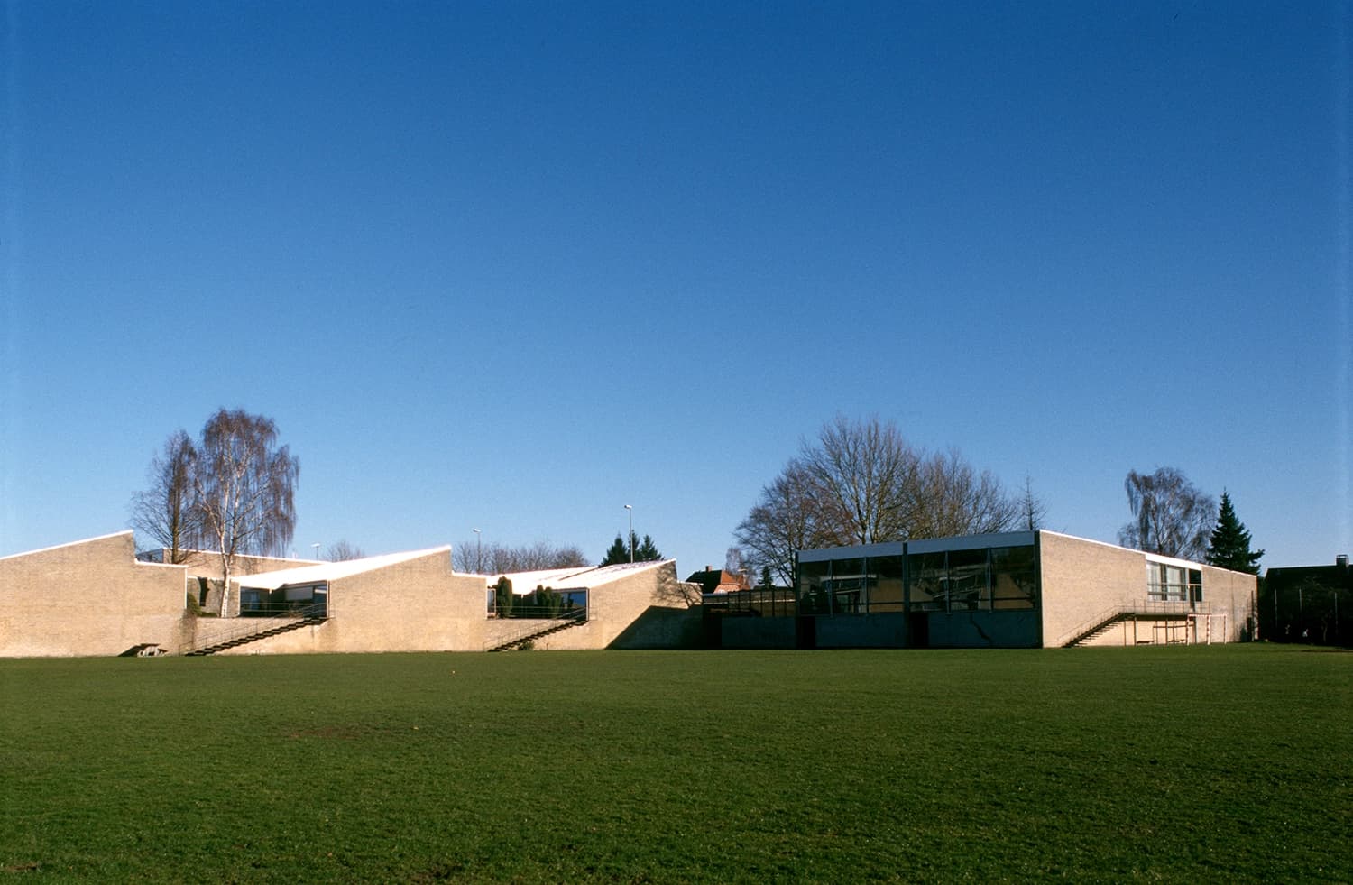 foto af Munkegårdsskolen taget på afstand