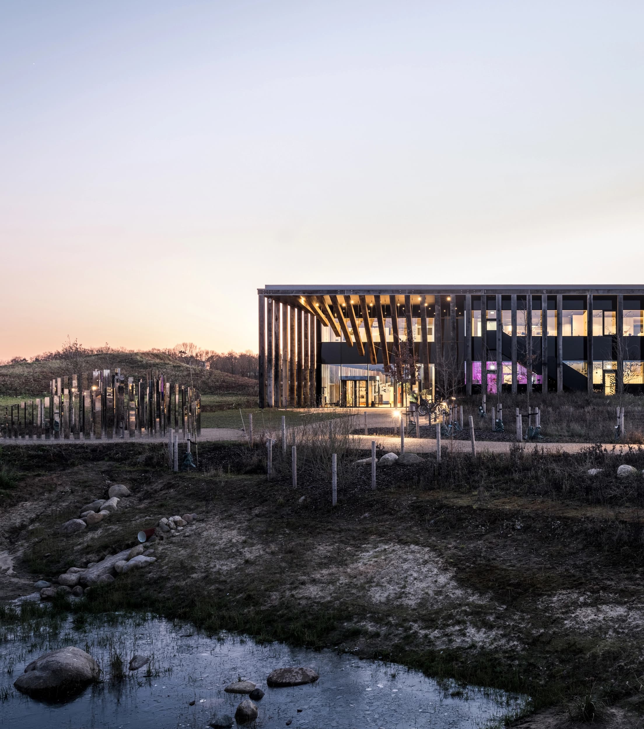 LIFE Campus - facaden fra afstand i tusmørke