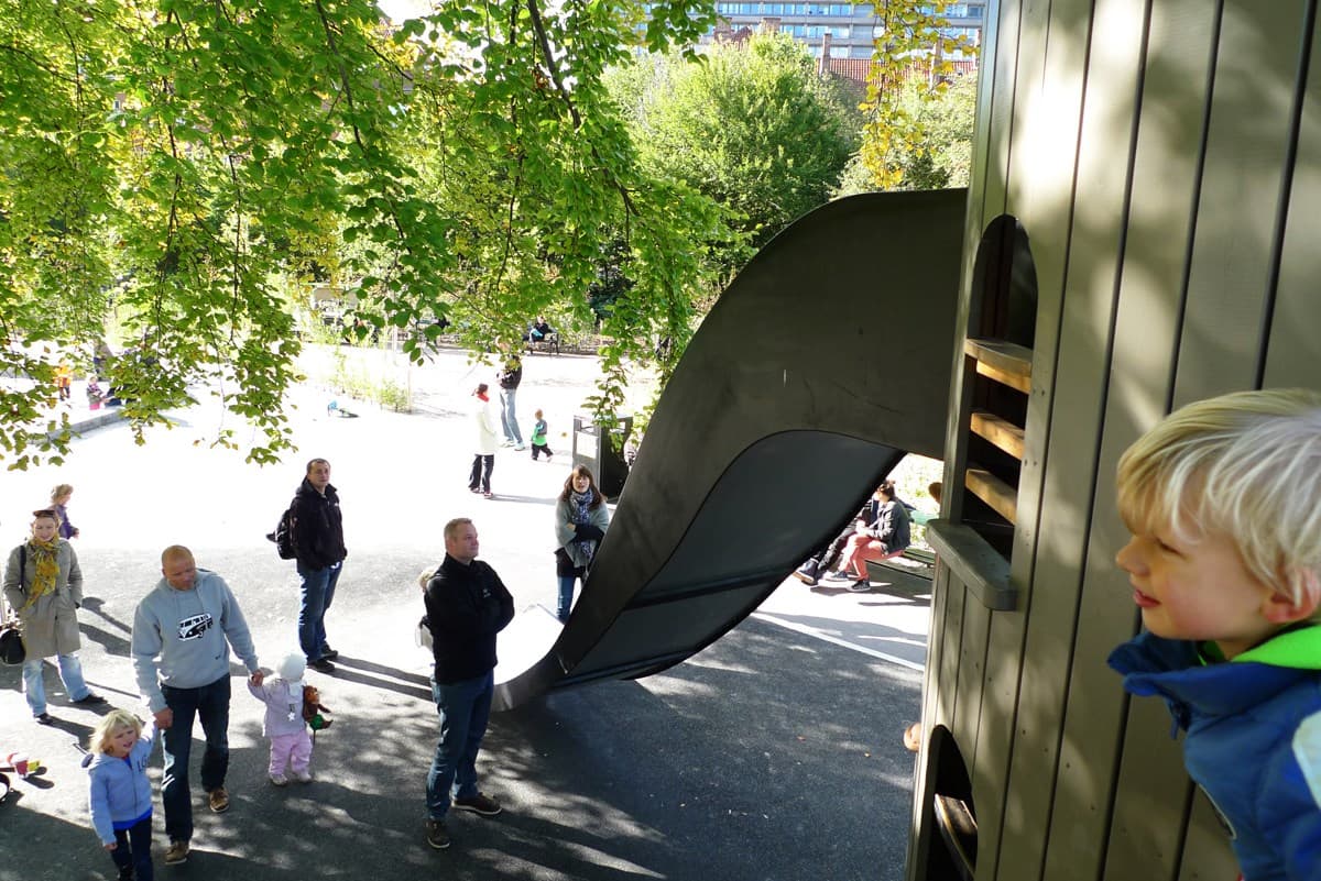 Børn, der leger på Tårnlegepladsen