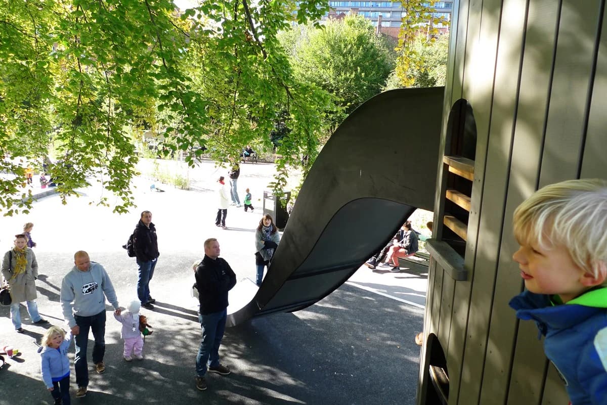 Børn, der leger på Tårnlegepladsen