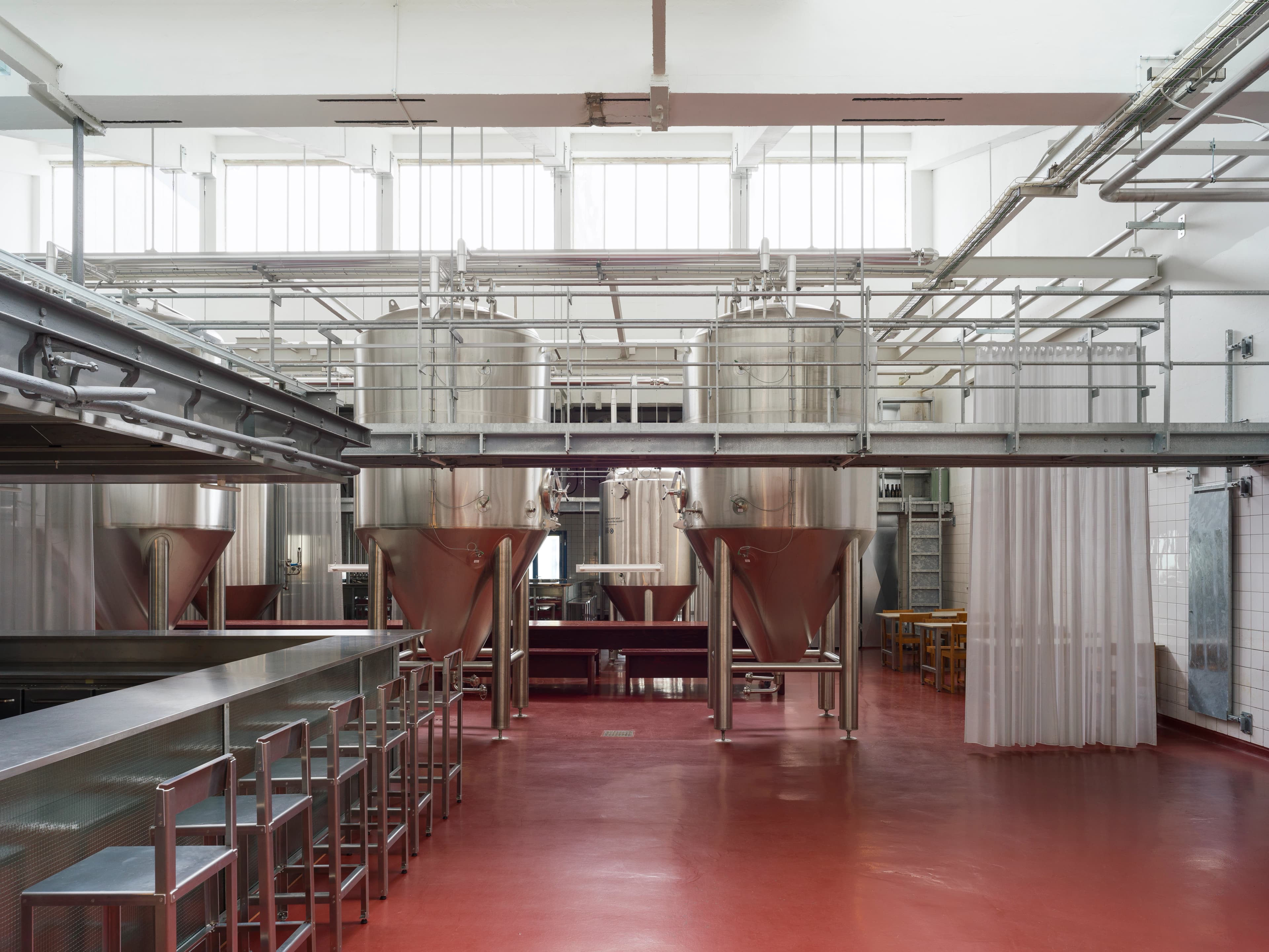 Det røde gulv ses under gangbroen