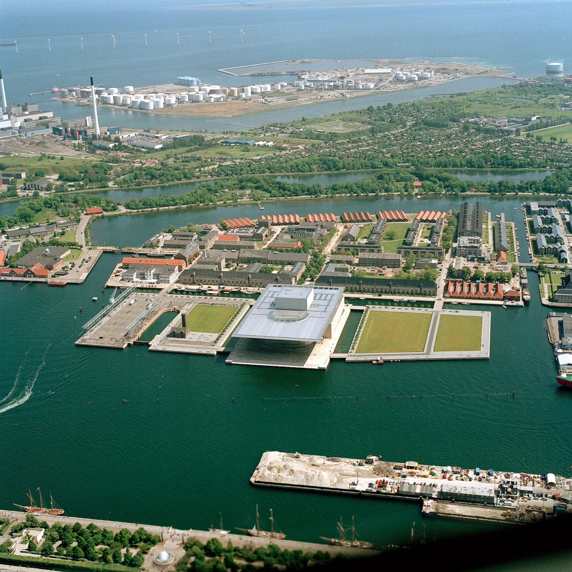 Holmen ligger med ryggen mod voldanlægget.