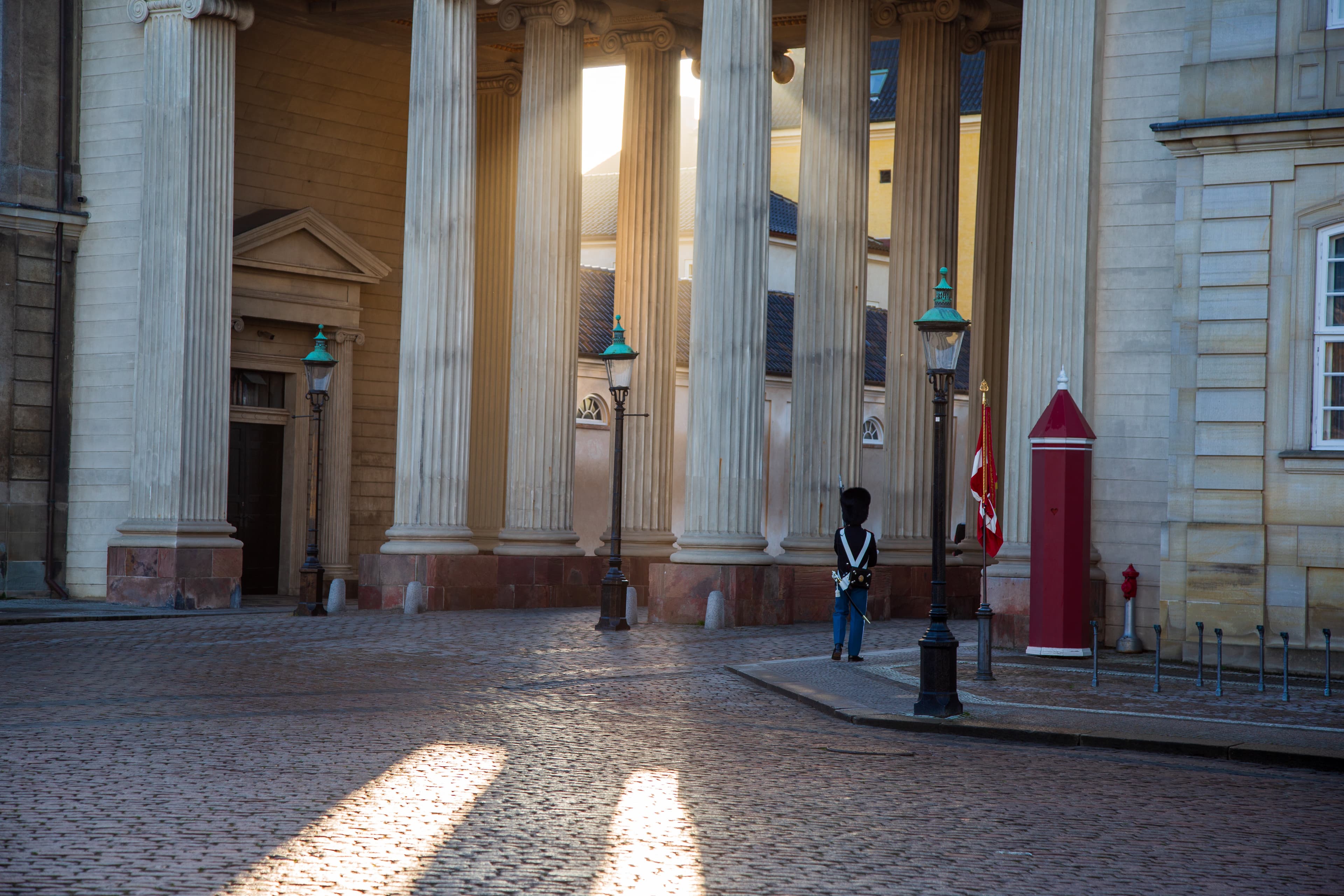 Amalienborg med garder og skilderhus foran kolonnade over Amaliegade