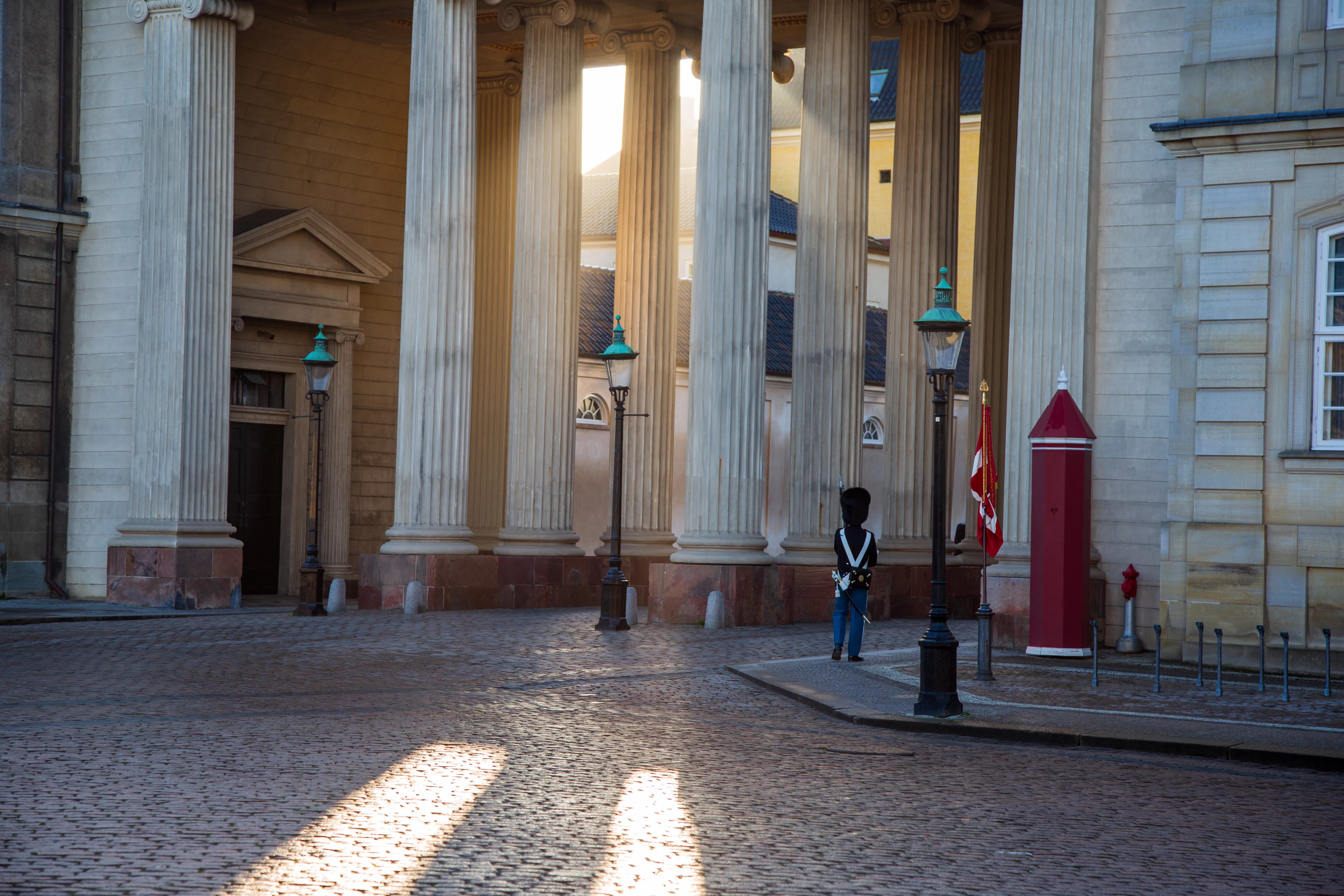 Amalienborg med garder og skilderhus foran kolonnade over Amaliegade