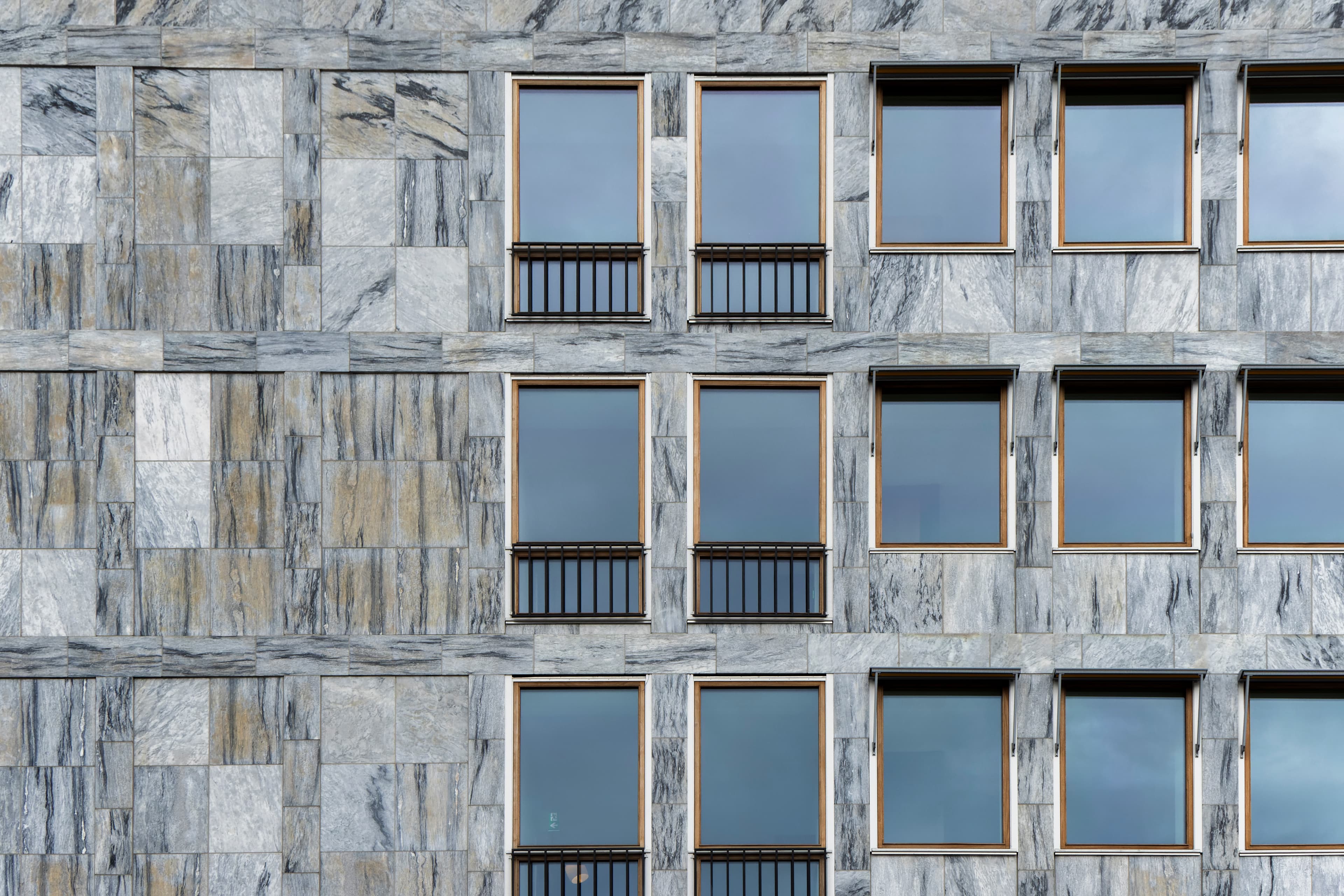 Nærbillede af den grønlandske marmor på facaden