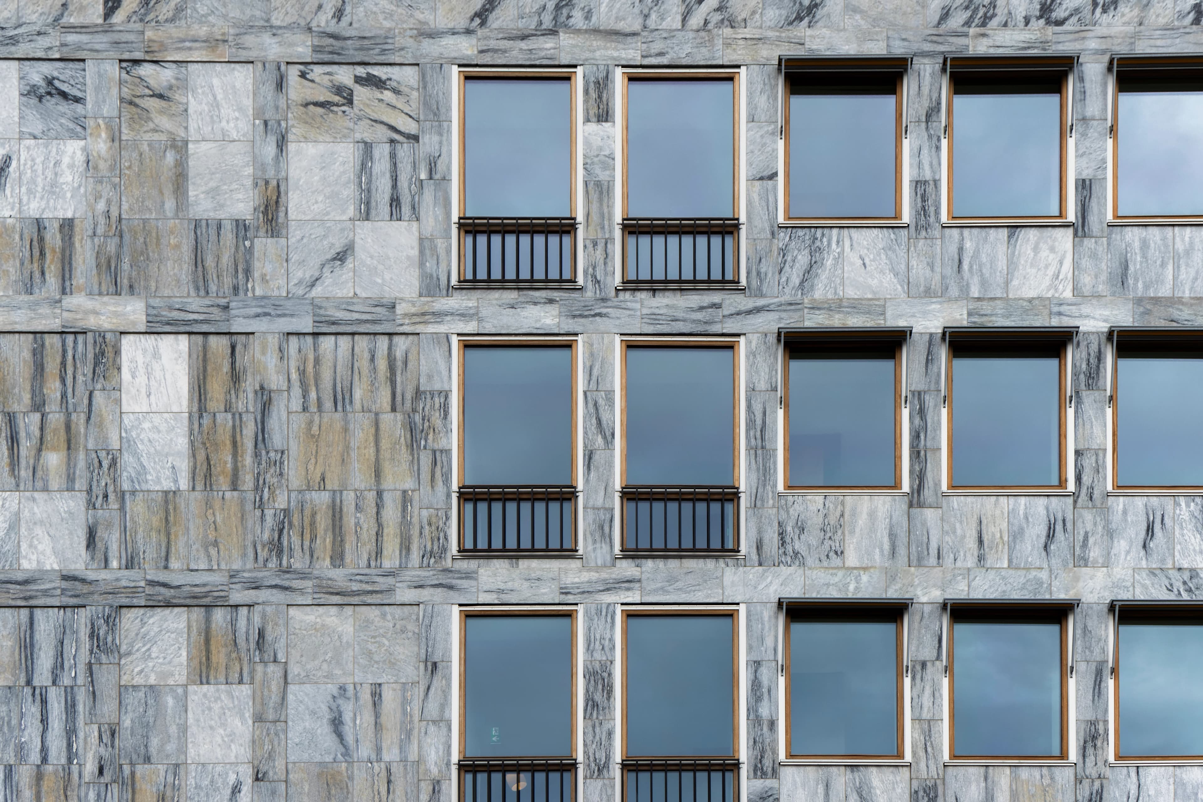 Nærbillede af den grønlandske marmor på facaden