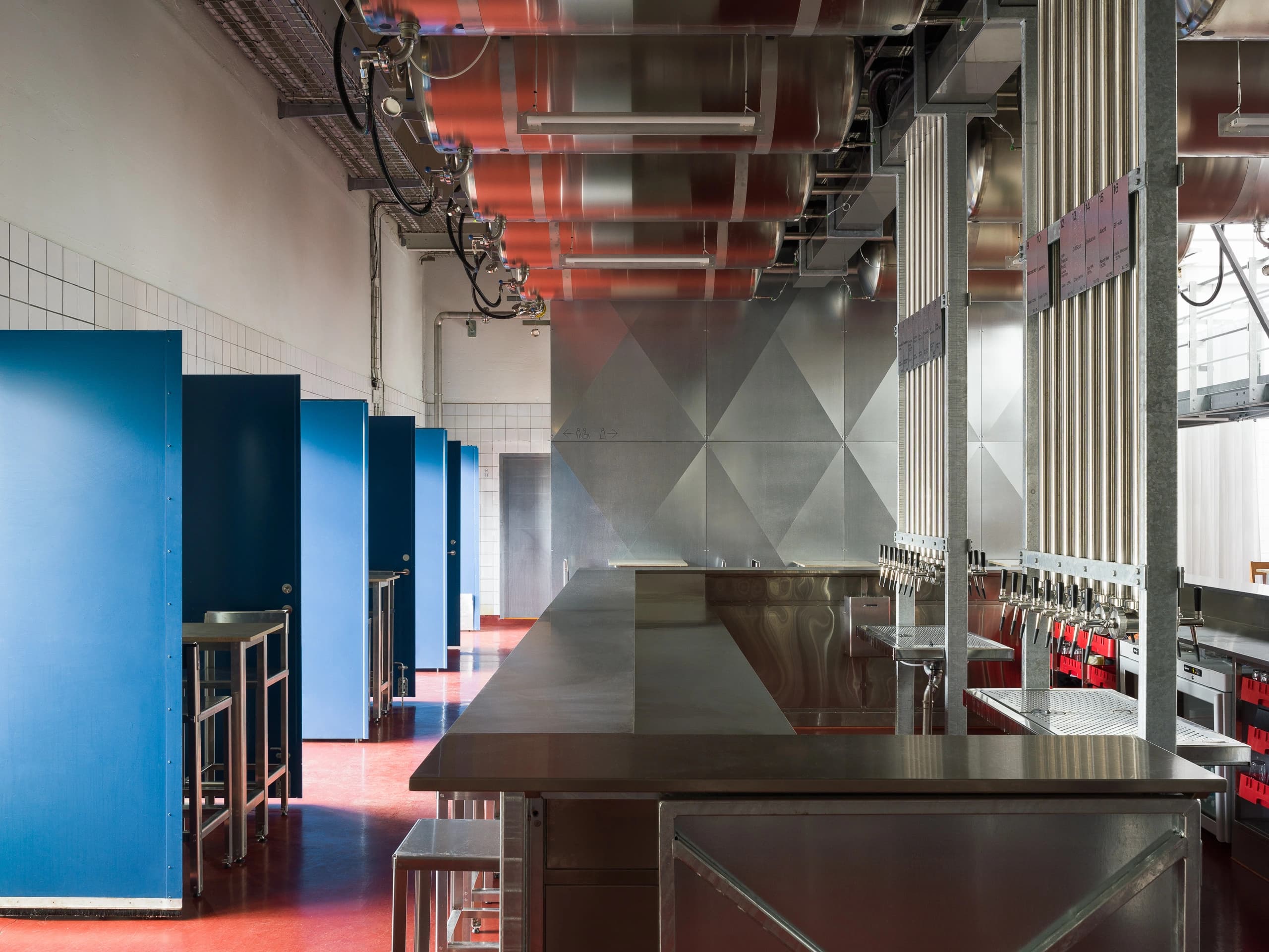 Baren og de blå indgangsdøre