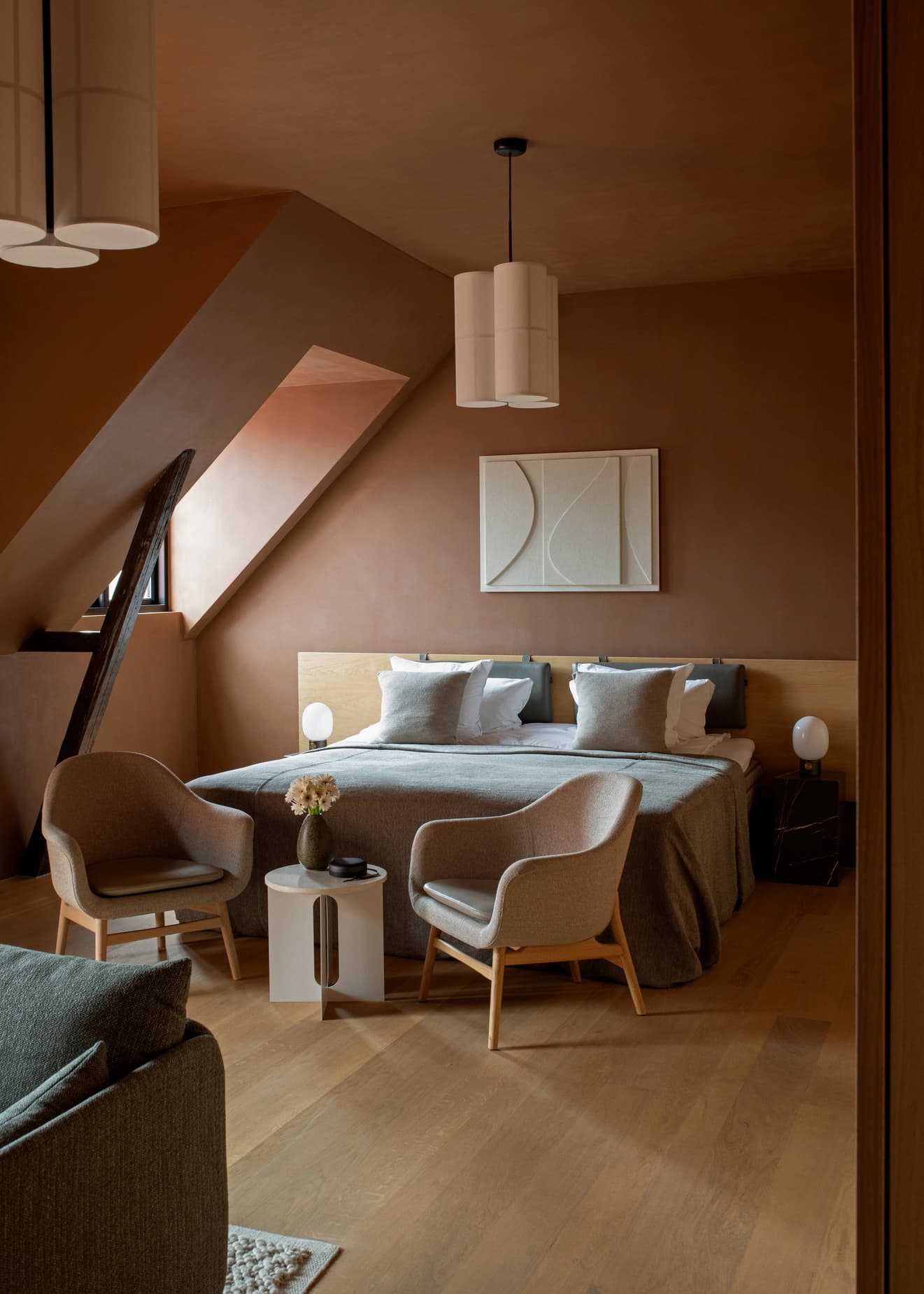 Et hotelværelse i brune nuancer