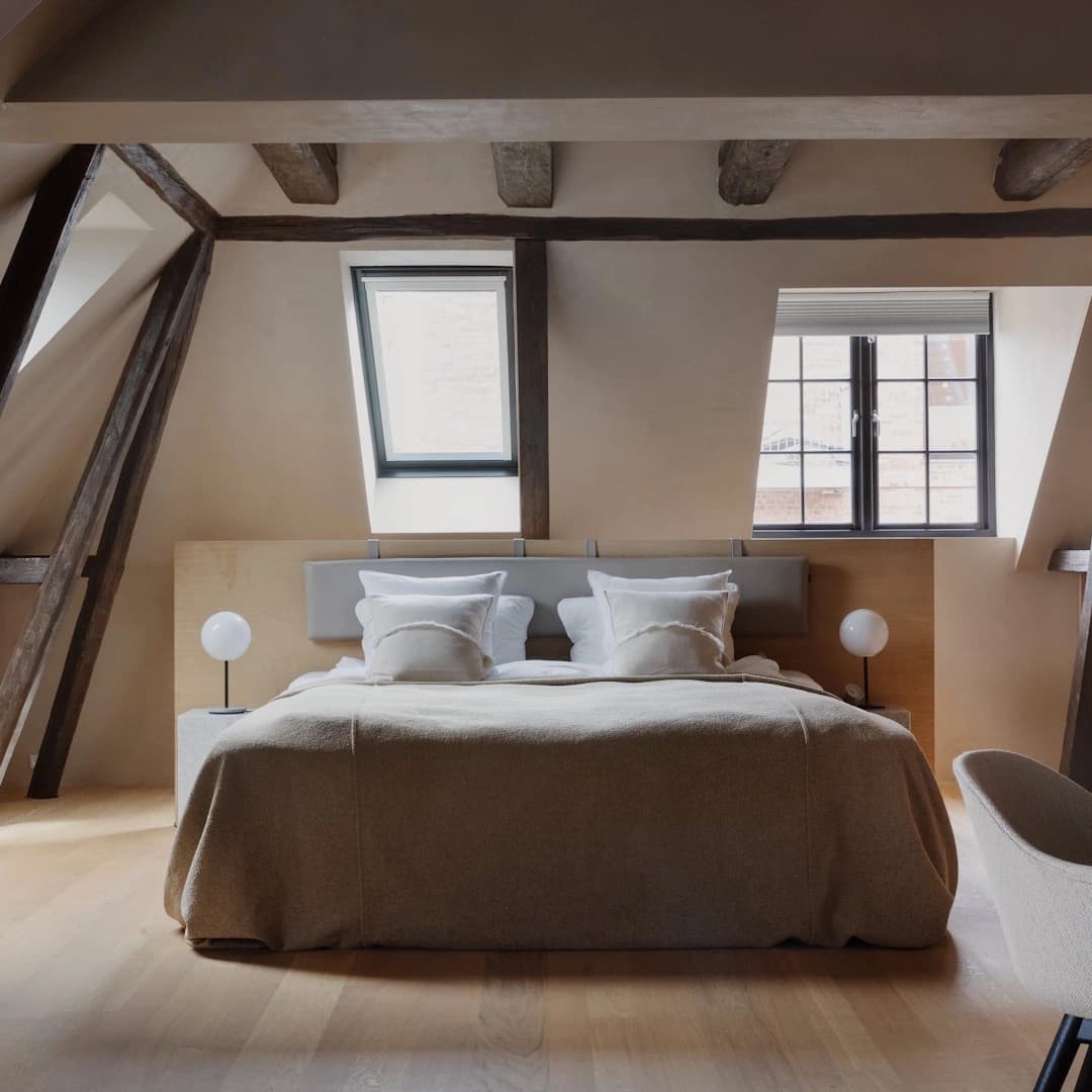 Et hotelværelse i beige nuancer