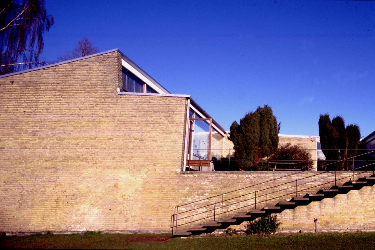 Murstensfacade og tæer