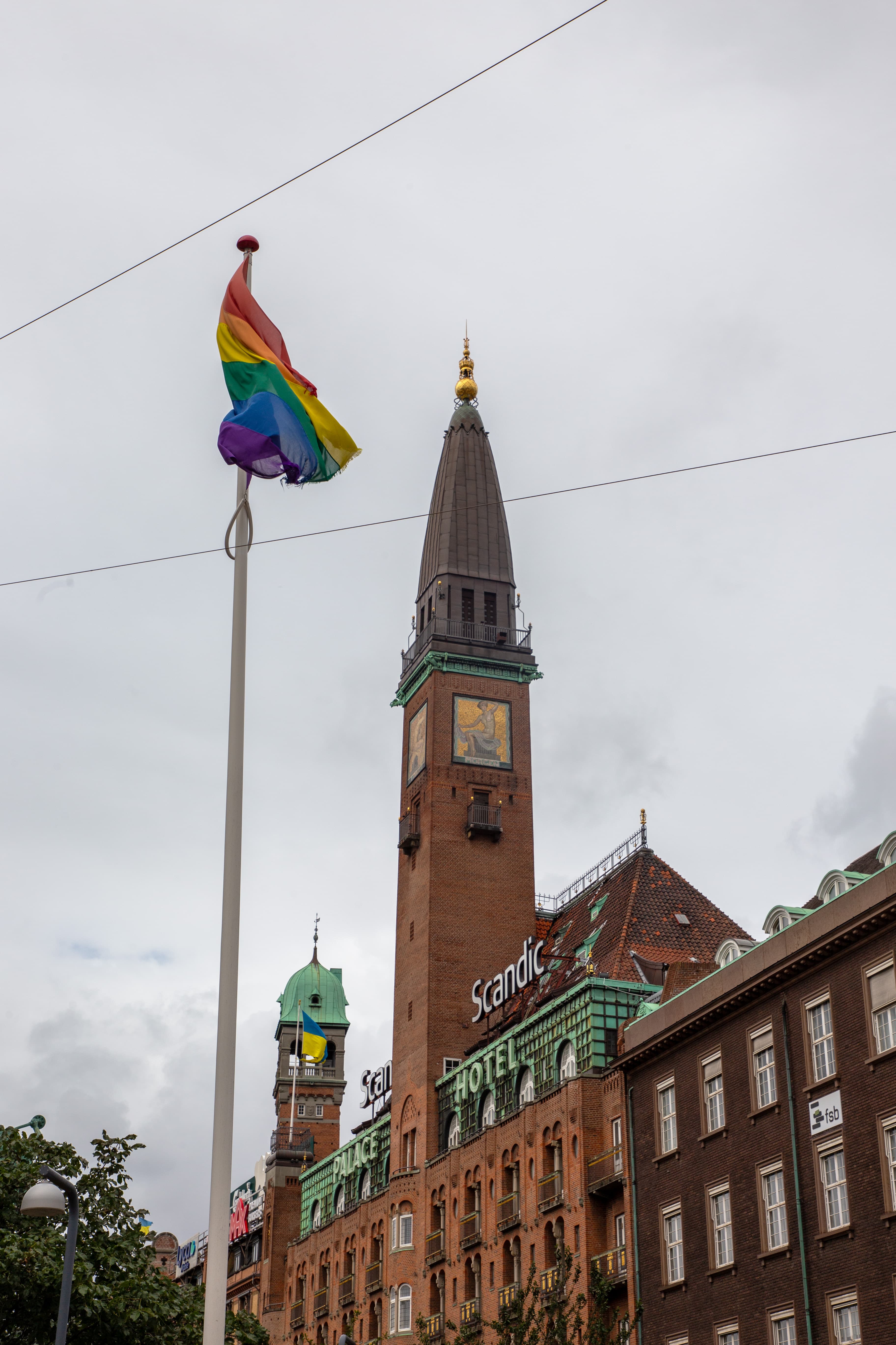 Regnbuepladsen med flag