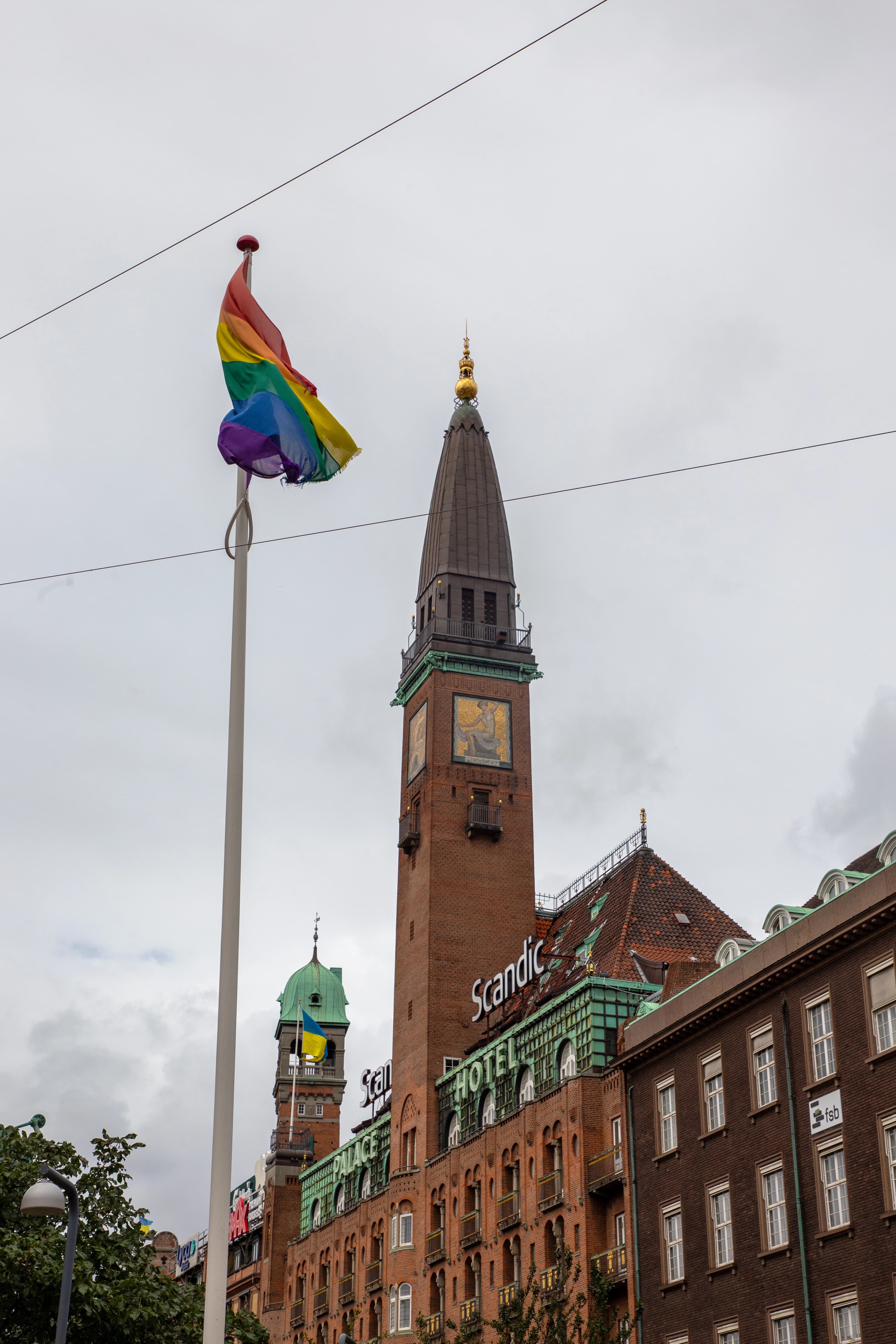 Regnbuepladsen med flag
