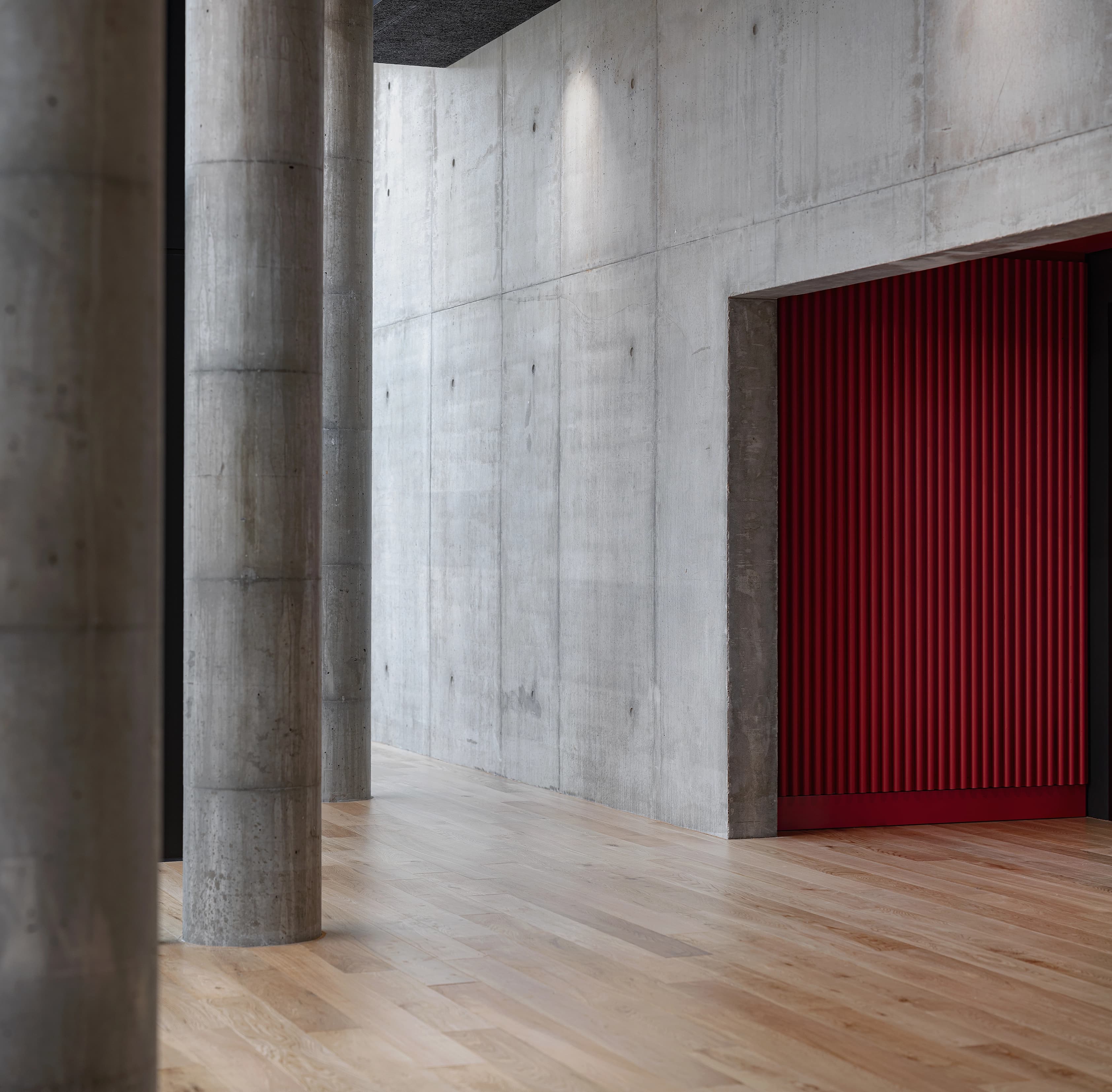 Interiør af træ og beton i Kampsportens Hus