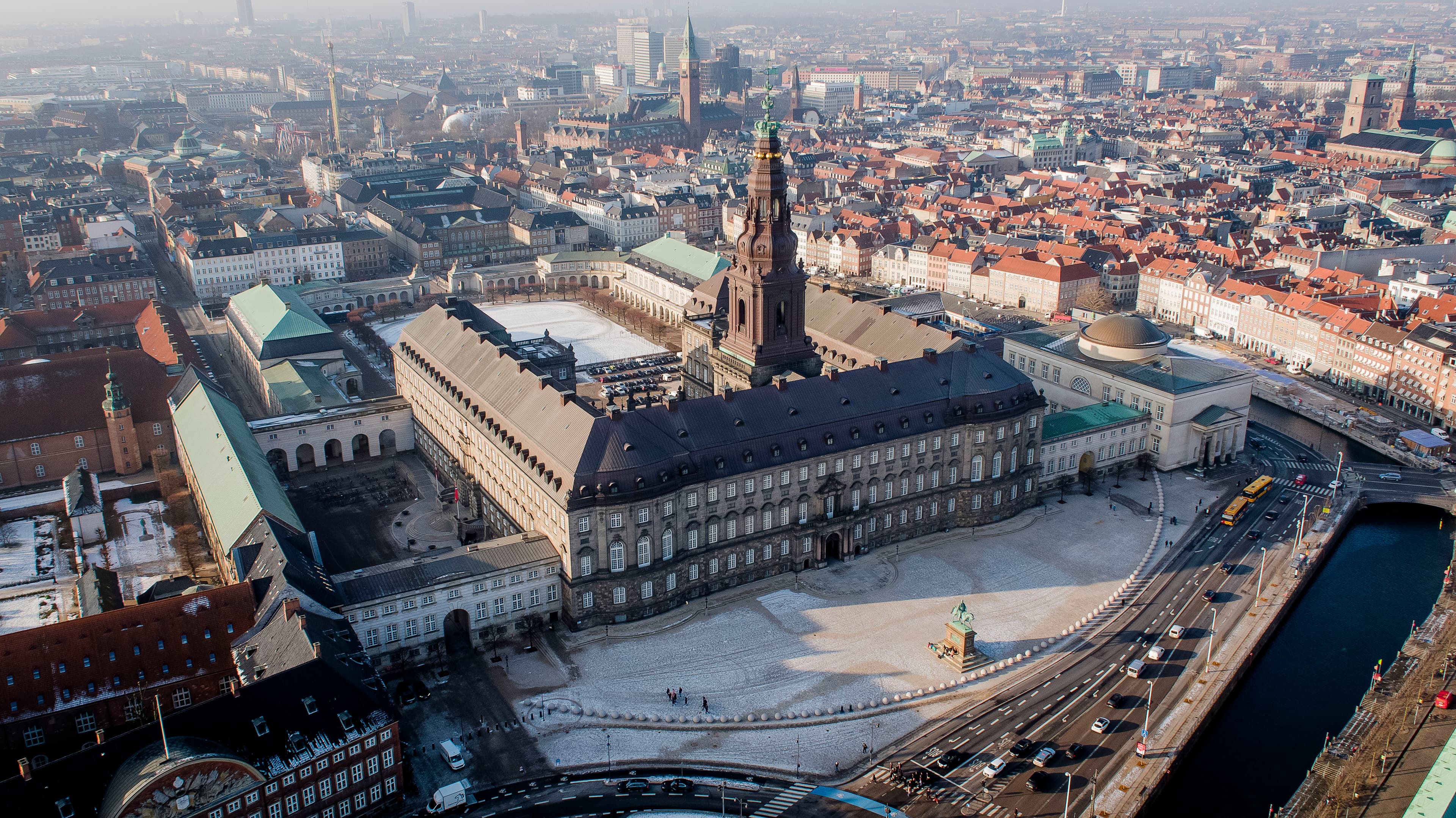 Christiansborg Slot set fra luften - dronefoto